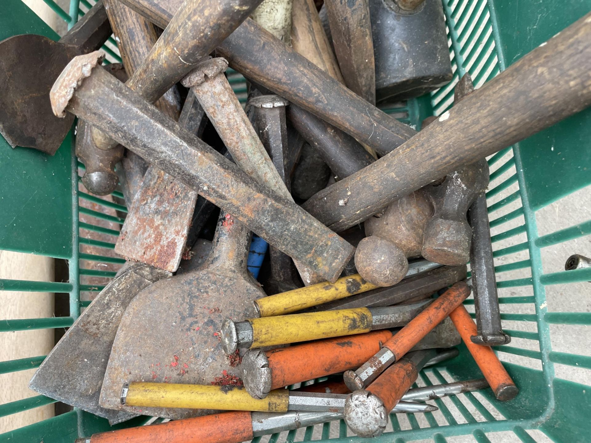 AN ASSORTMENT OF HAND TOOLS TO INCLUDE HAMMERS AND CHISELS ETC - Bild 2 aus 3