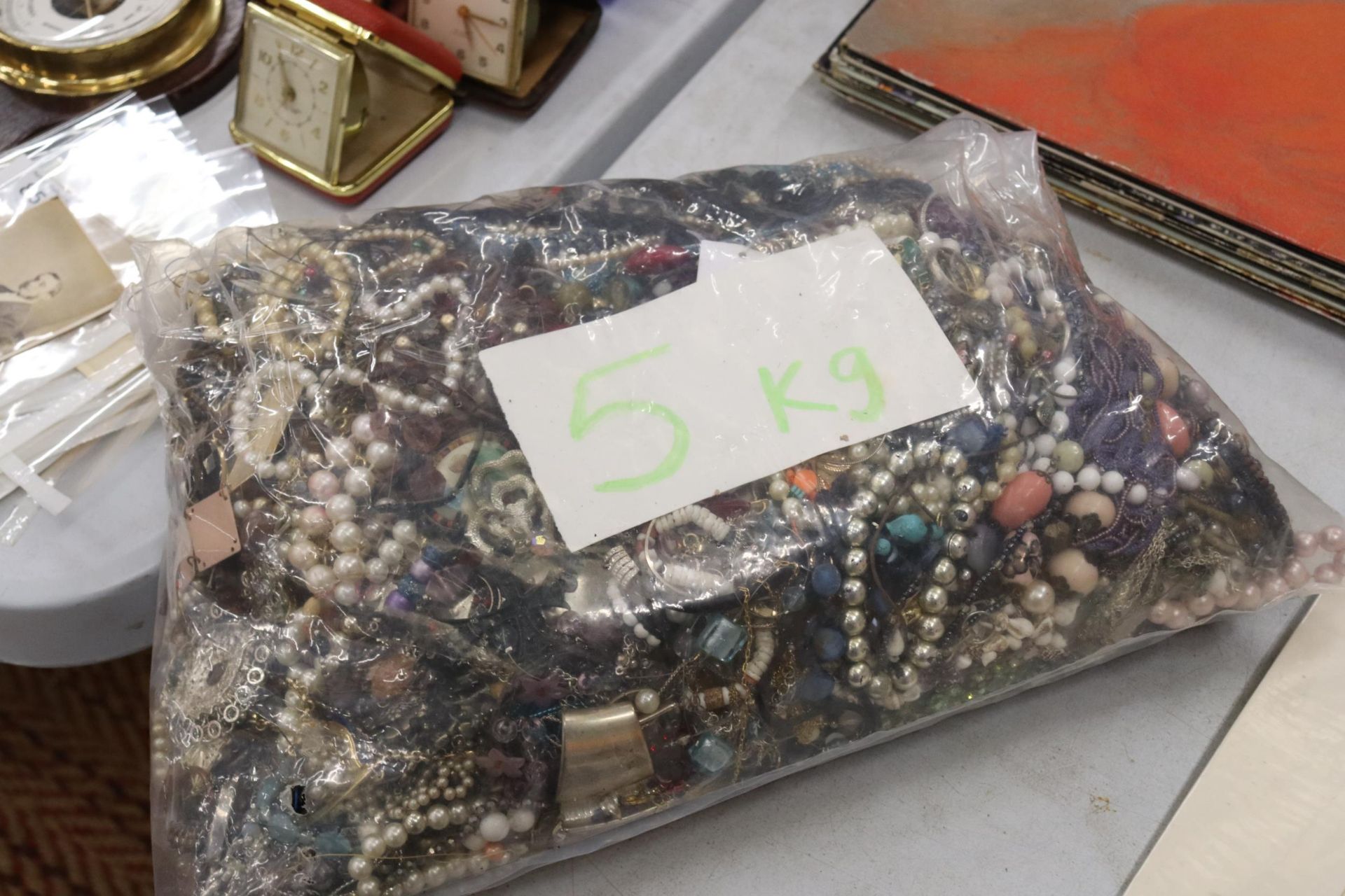 A 5 KG BAG OF COSTUME JEWELLERY AND BEADS