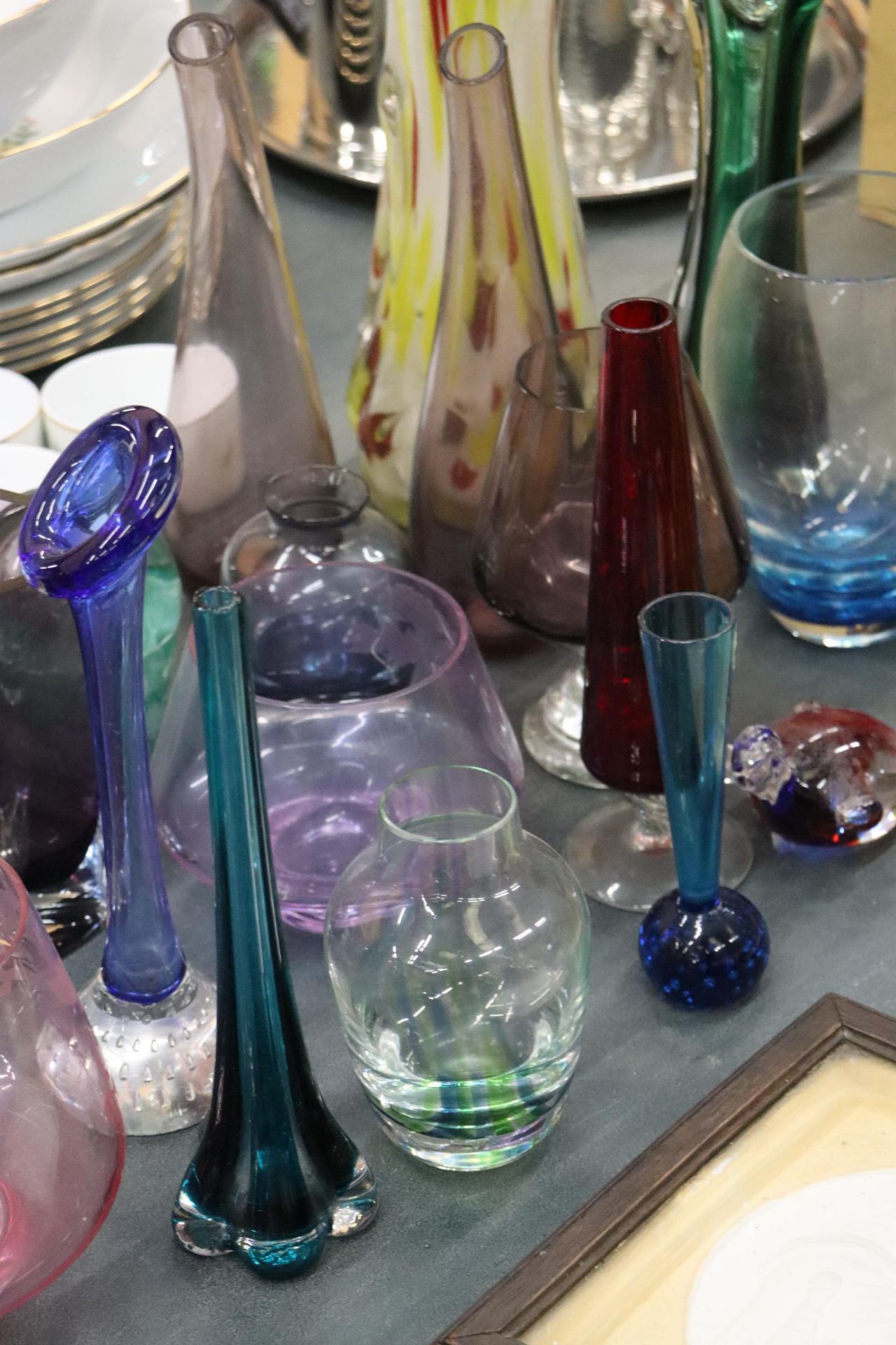 A LARGE QUANTITY OF GLASSWARE TO INCLUDE PAPERWEIGHTS, VASES, BOWLS, ETC., - Image 8 of 11