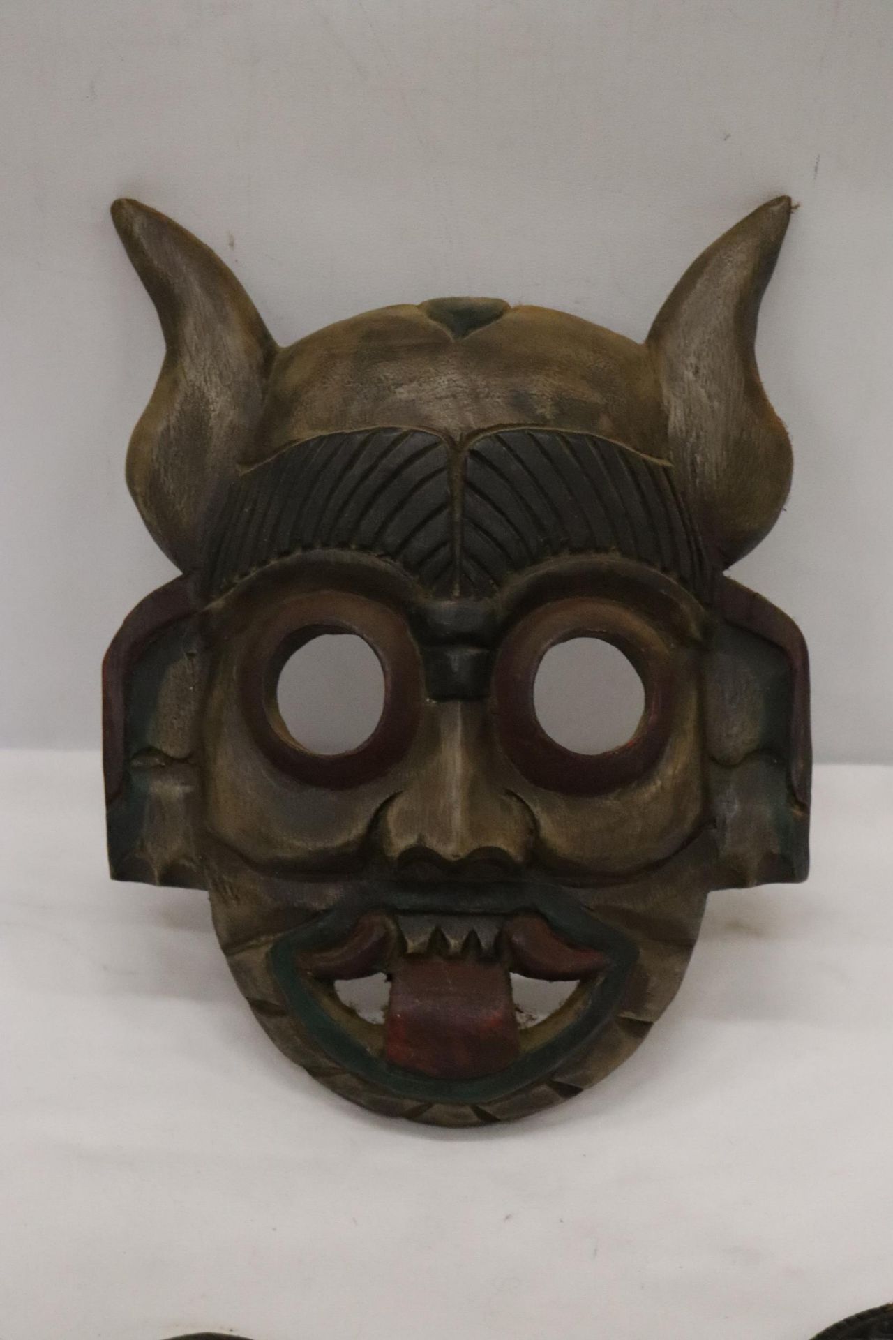 THREE WOODEN CARVED 'TRIBAL STYLE' MASKS - Image 4 of 8