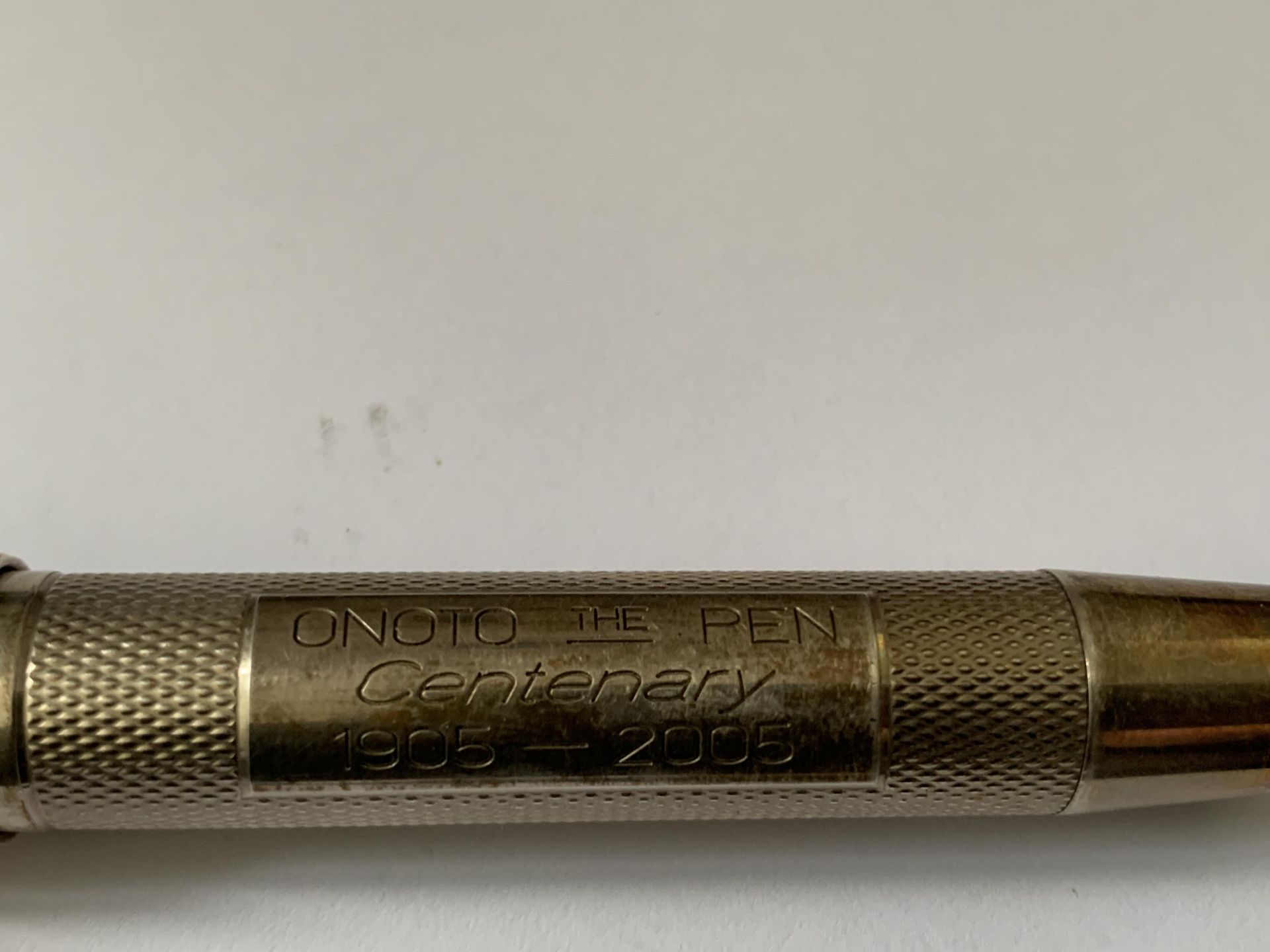 AN ONOTO HALLMARKED LONDON SILVER CENTENARY 1905-2005 FOUNTAIN PEN WITH A SIZE 7 18 CARAT GOLD NIB - Image 2 of 5