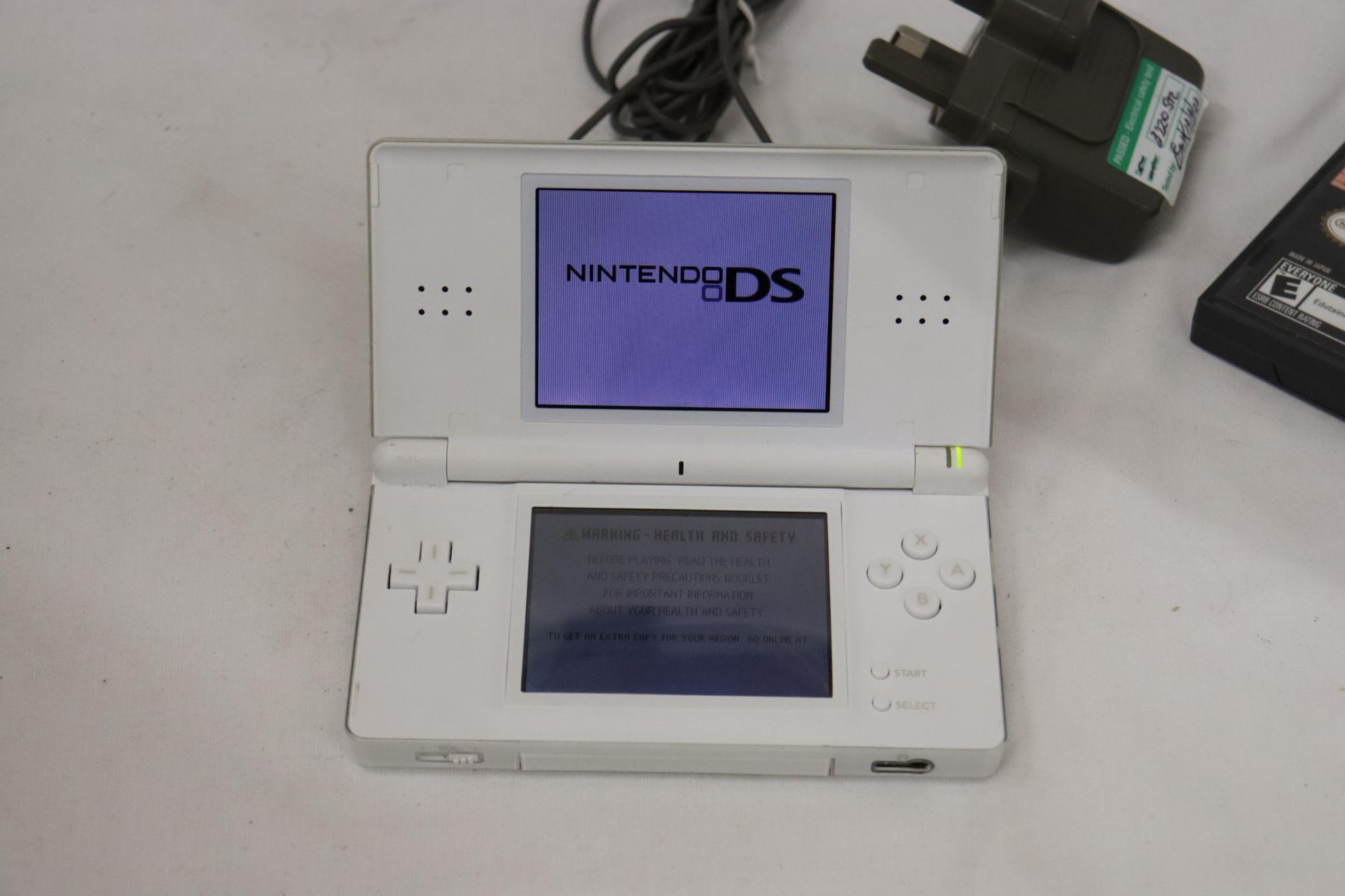 A WHITE NINTENDO DS LITE WITH CHARGER, WORKING AT TIME OF CATALOGUING, NO WARRANTY GIVEN PLUS - Image 5 of 8