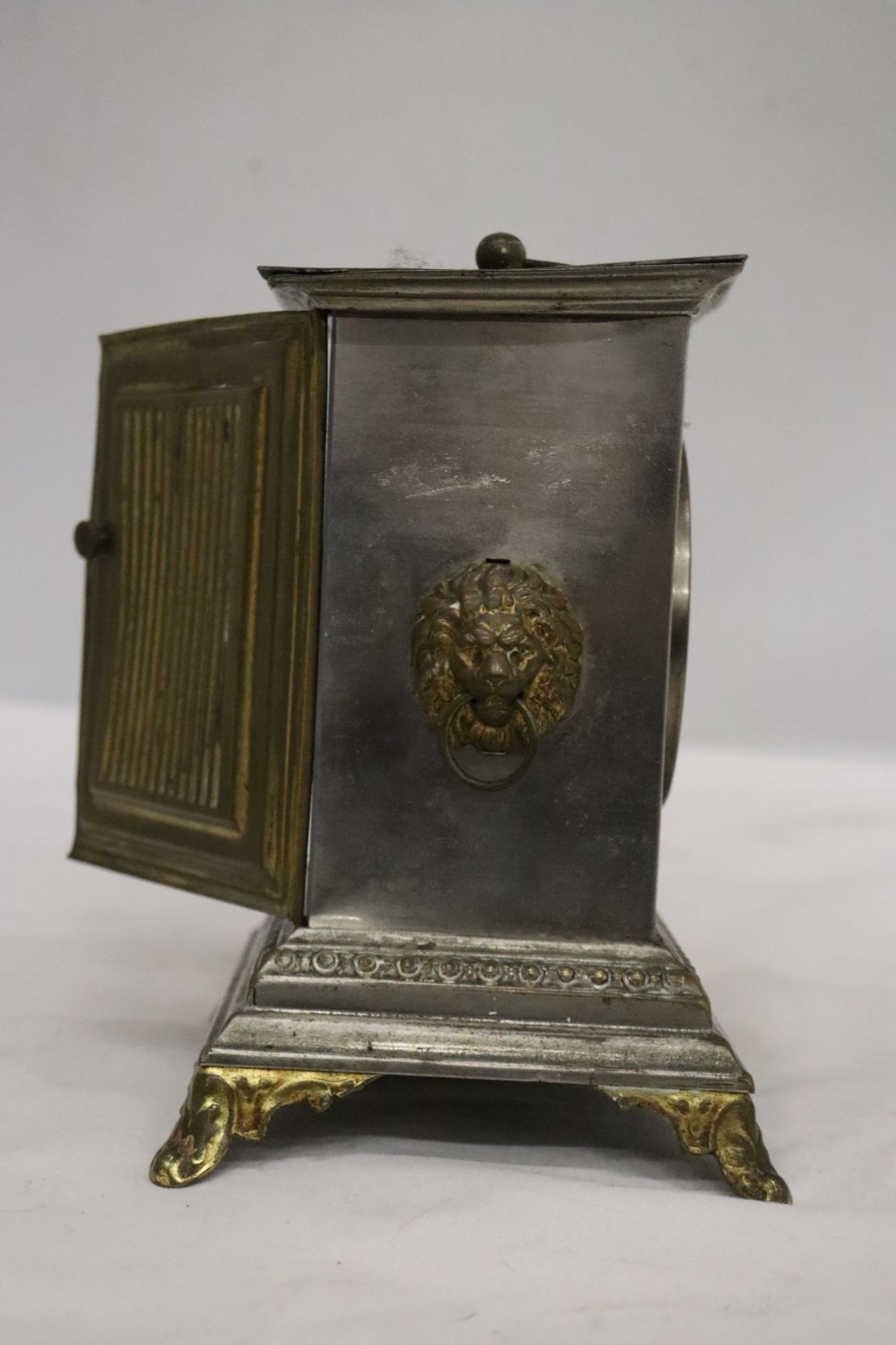 AN ORNATE VINTAGE ALARM CARRIAGE CLOCK WITH LION HANDLE DECORATION TO THE SIDES - POSSIBLY AN - Image 5 of 9