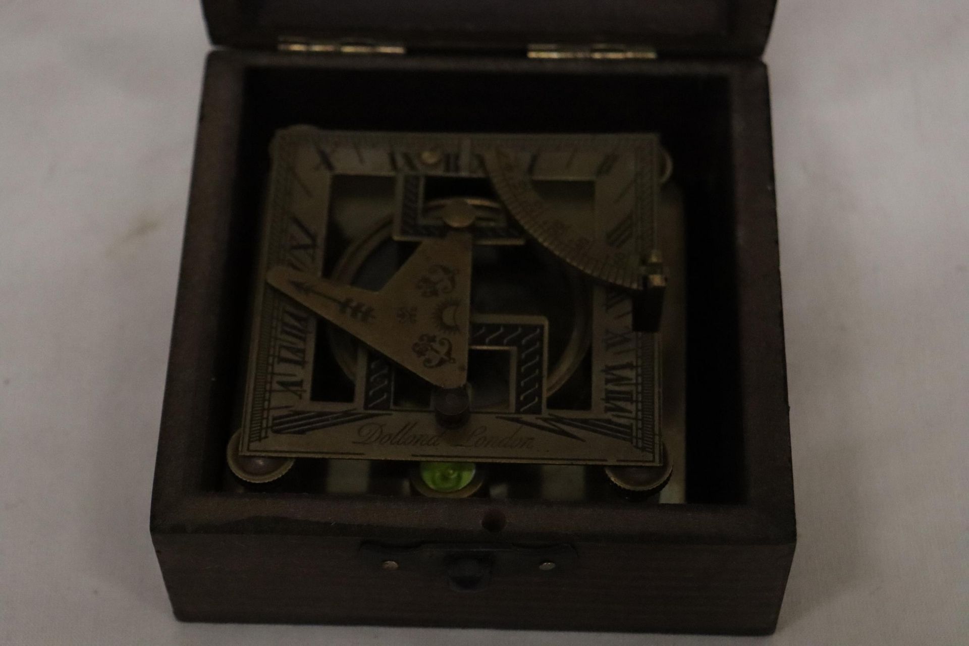 A BOXED BRASS SUNDIAL COMPASS - Image 3 of 7