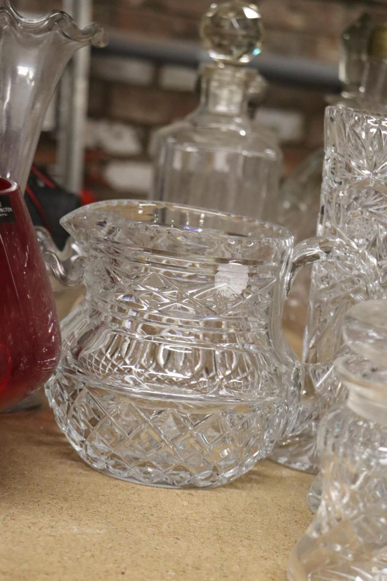 A QUANTITY OF GLASSWARE TO INCLUDE A RED DARTINGTON BOWL, SWEET JAR, VASES, ETC., - Image 4 of 5