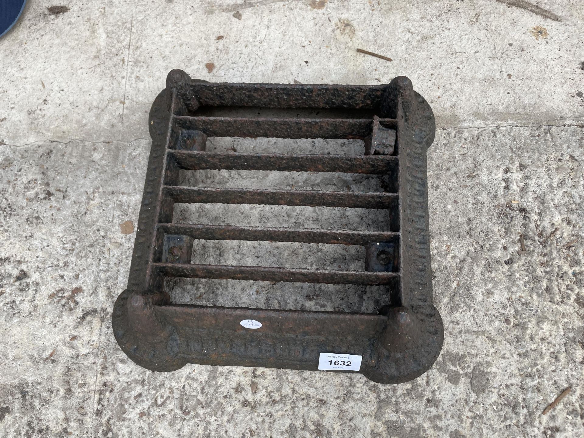 A VINTAGE CAST IRON BOOT SCRAPER