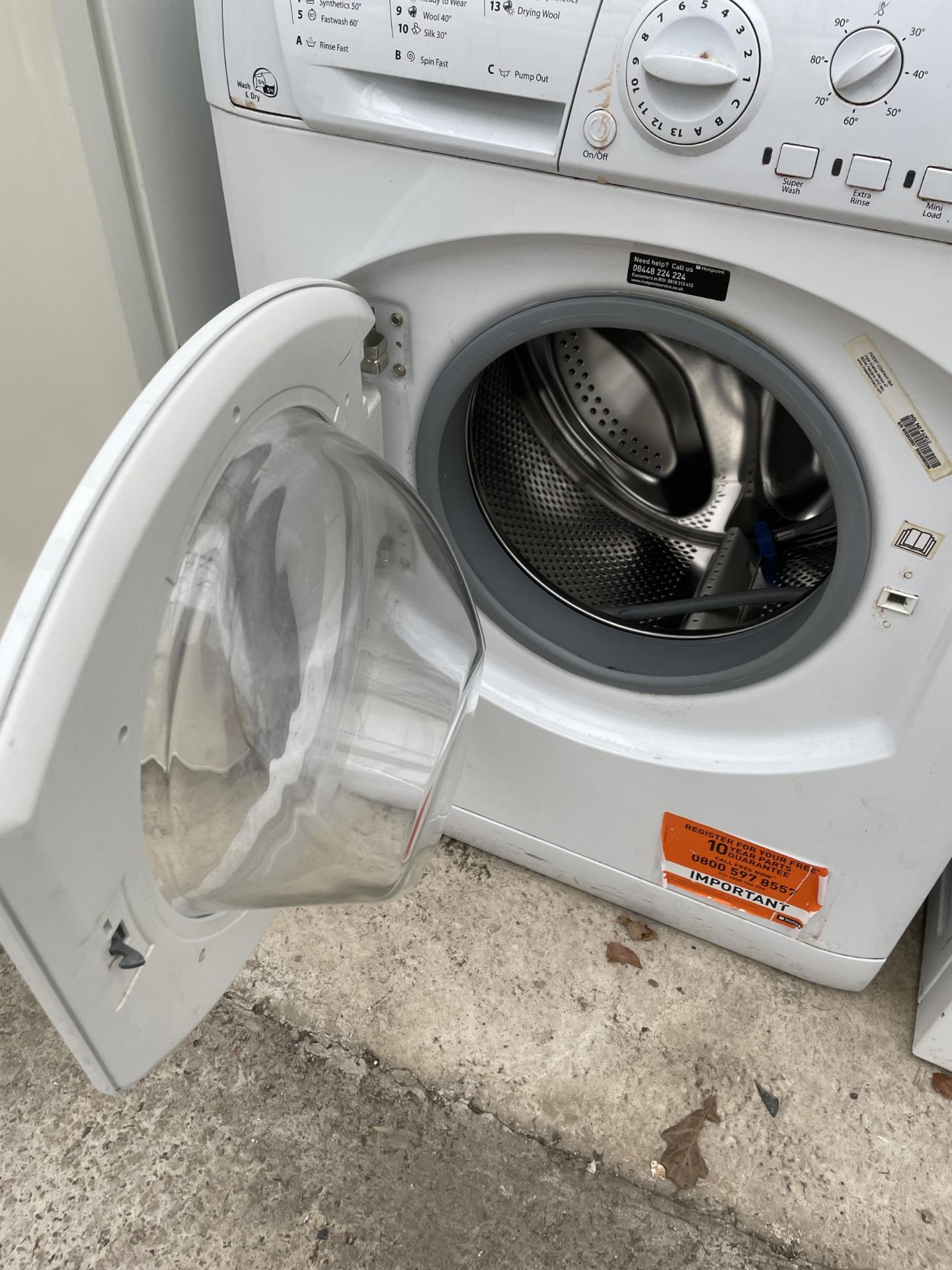 A WHITE HOTPOINT 7KG WASHING MACHINE - Image 2 of 2