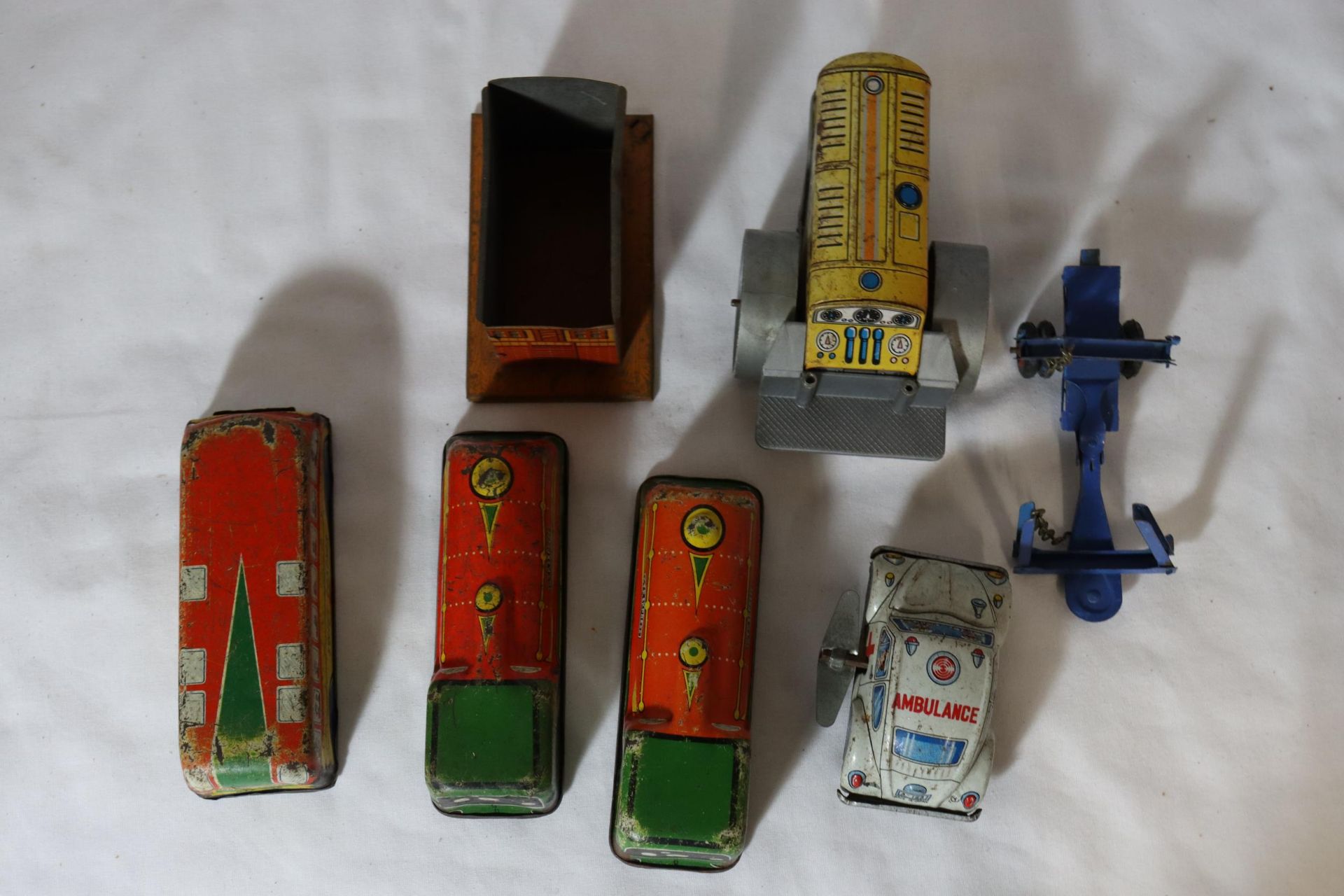 A QUANTITY OF VINTAGE TIN PLATE AND PLASTIC, FRICTION DRIVEN TOY VEHICLES FROM THE 1950'S/60'S - Image 5 of 5