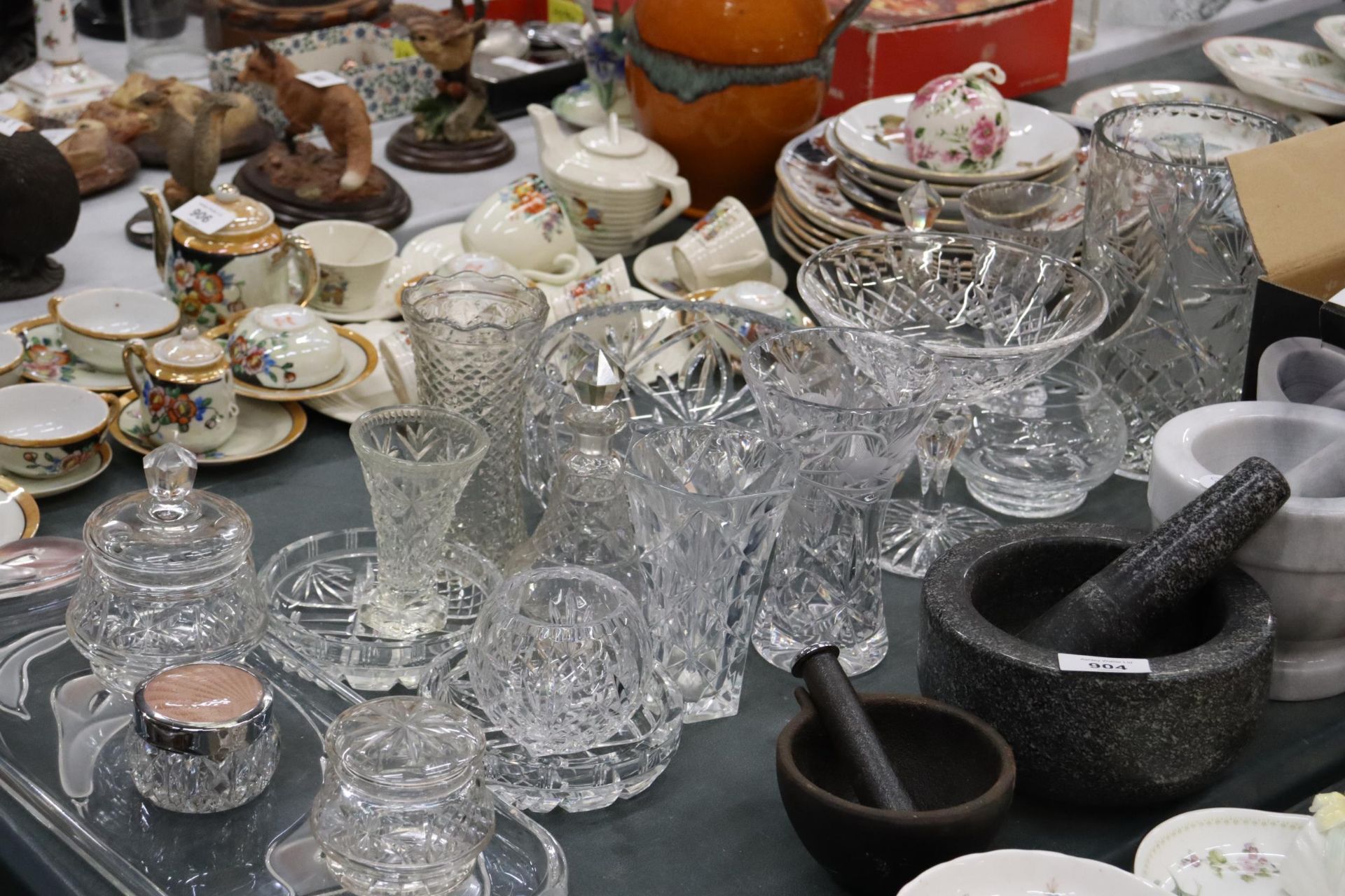 A LARGE QUANTITY OF GLASSWARE TO INCLUDE CUT GLASS VASES, BOWLS, A DRESSING TABLE SET WITH TRAY, OIL - Image 6 of 10