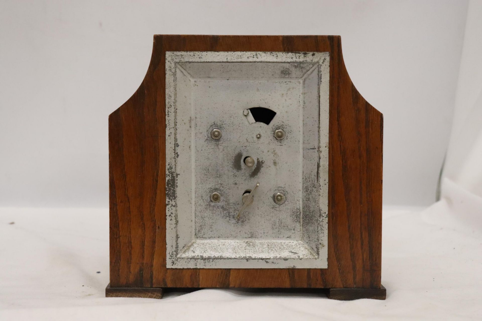 A DECO STYLE OAK 8 DAY MANTLE CLOCK WITH WIND UP MECHANISM SEEN WORKING BUT NO WARRANTY - Image 3 of 6