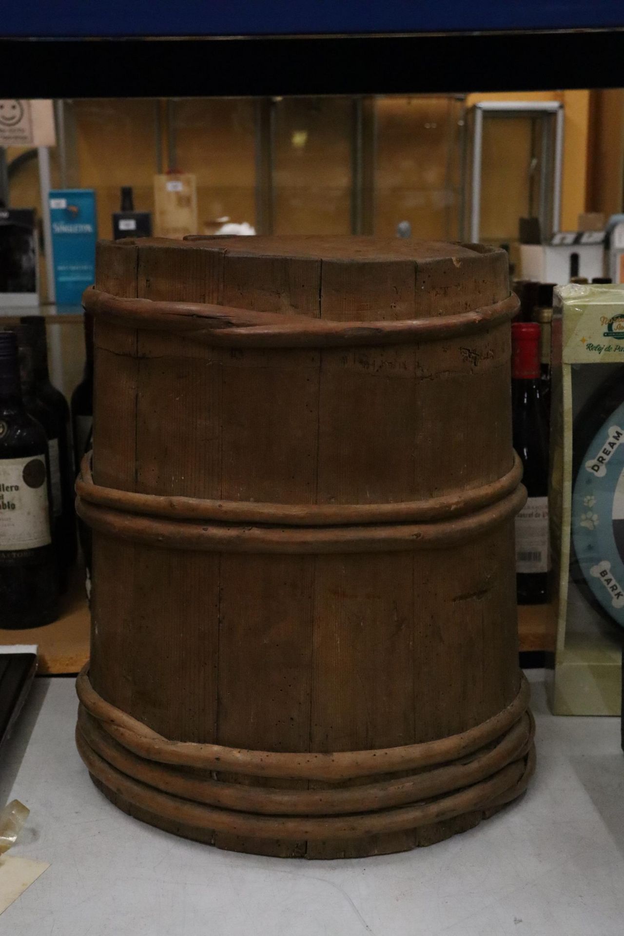 A VINTAGE OAK BREAD BIN WITH LID - Image 2 of 4