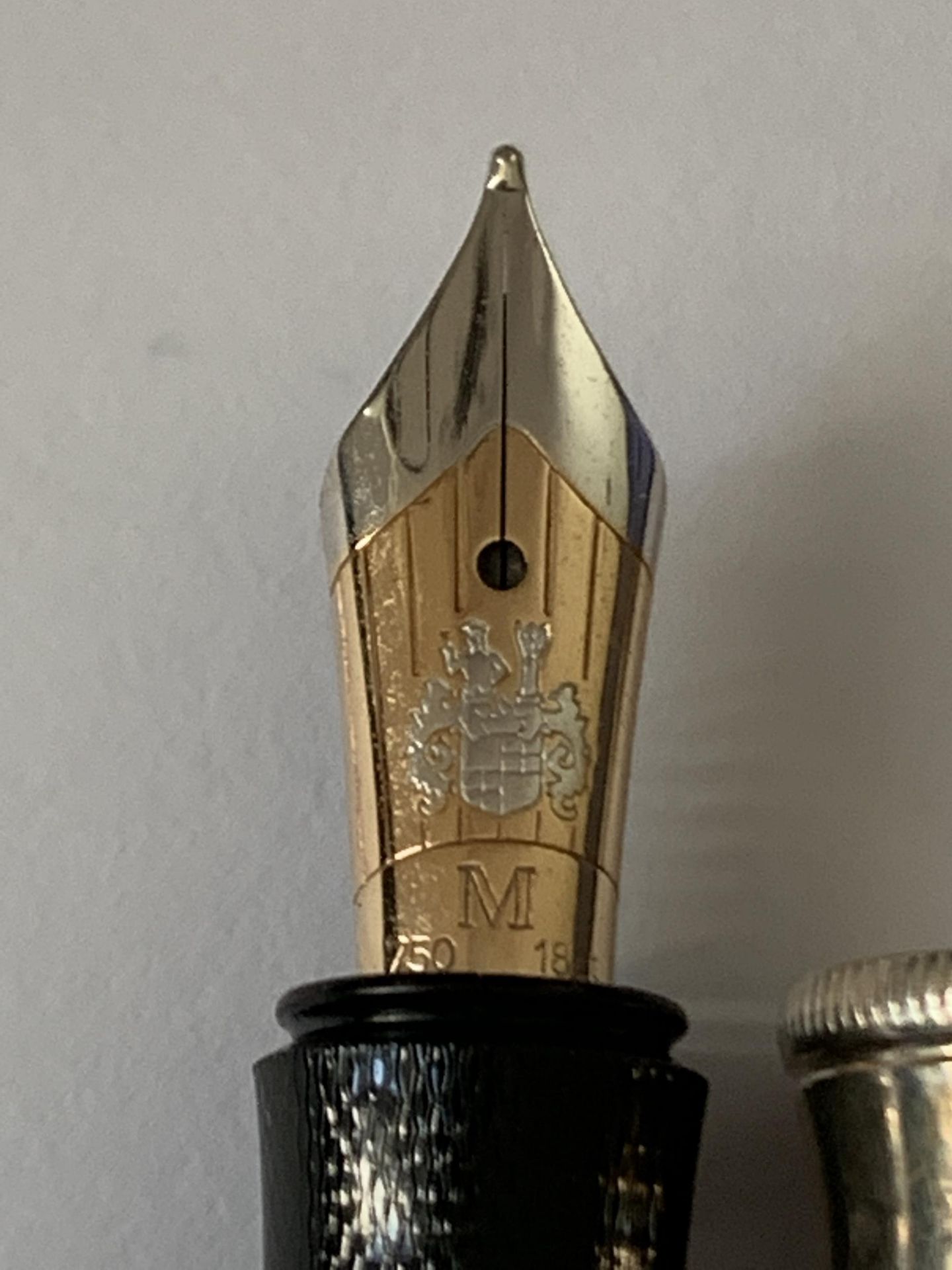 A GRAF VON FABER CASTELL FOUNTAIN PEN WITH AN 18 CARAT GOLD M NIB - Image 5 of 5