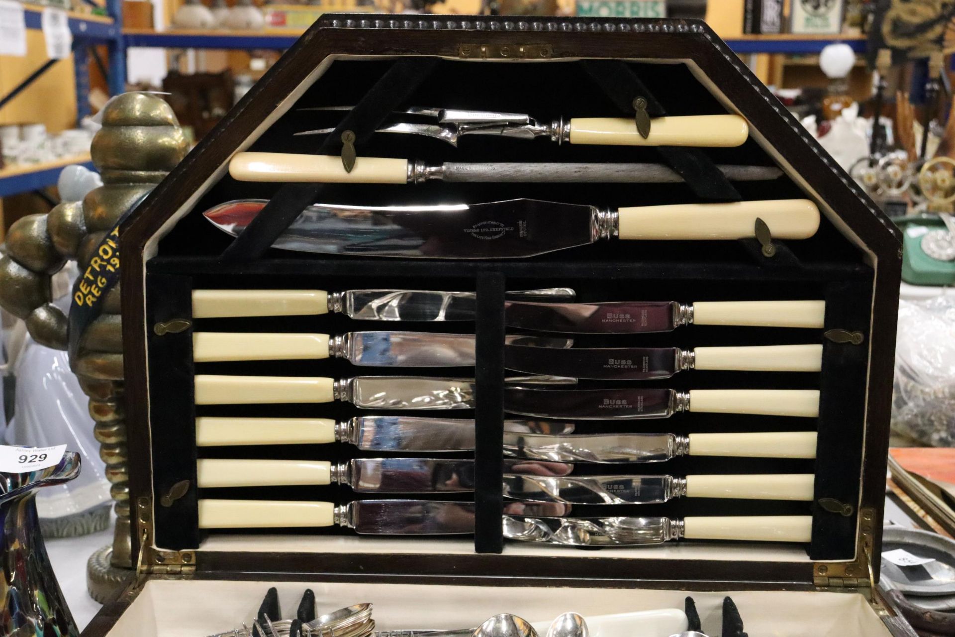 A VINTAGE CANTEEN OF CUTLERY IN AN OAK BOX - Image 3 of 12