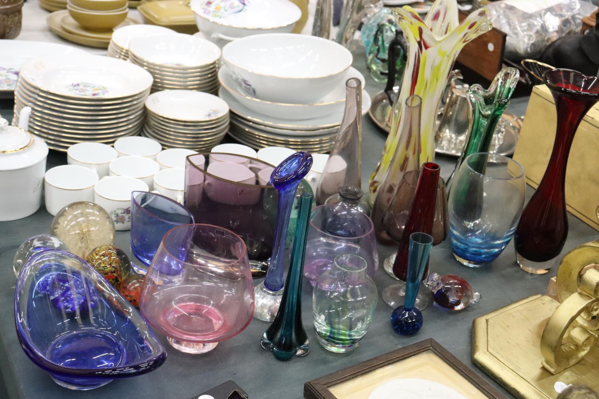 A LARGE QUANTITY OF GLASSWARE TO INCLUDE PAPERWEIGHTS, VASES, BOWLS, ETC., - Bild 10 aus 11