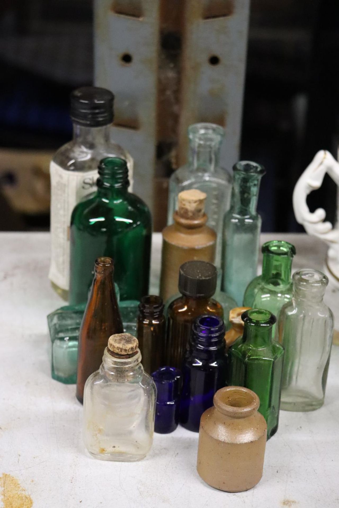 A LARGE QUANTITY OF VARIOUS COLOURED VINTAGE GLASS BOTTLES - Image 2 of 5