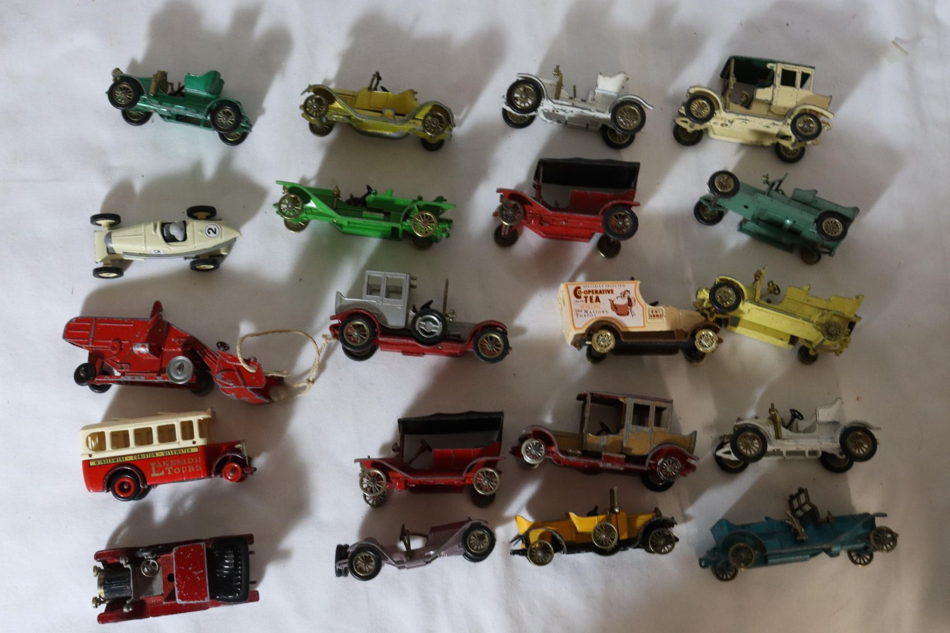 A QUANTITY OF VINTAGE DIECAST CARS AND VANS TO INCLUDE LLEDO, MATCHBOX, YESTERYEAR, ETC - Image 4 of 5