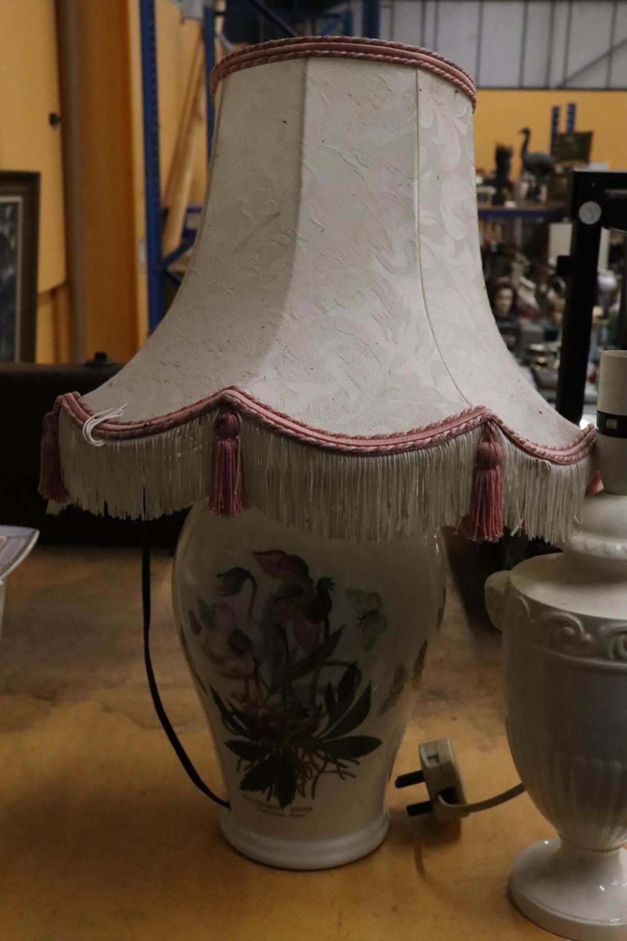 TWO TABLE LAMPS TO INCLUDE A PORTMEIRION, HEIGHT 26CM, PLUS A CERAMIC CREAM CLASSICAL STYLE, - Image 4 of 5