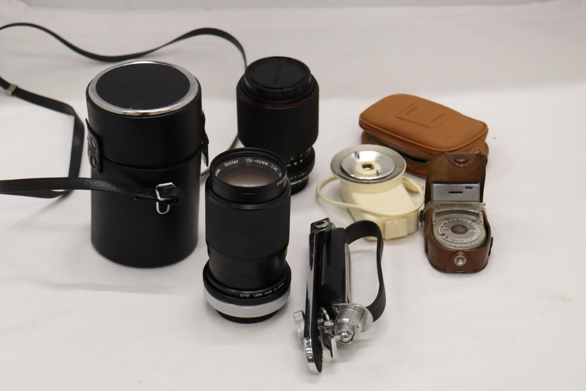 A VINTAGE CAMERA LENS, HANIMEX SEKONIC LIGHT EXPOSURE METER IN LEATHER CASE, ETC.,