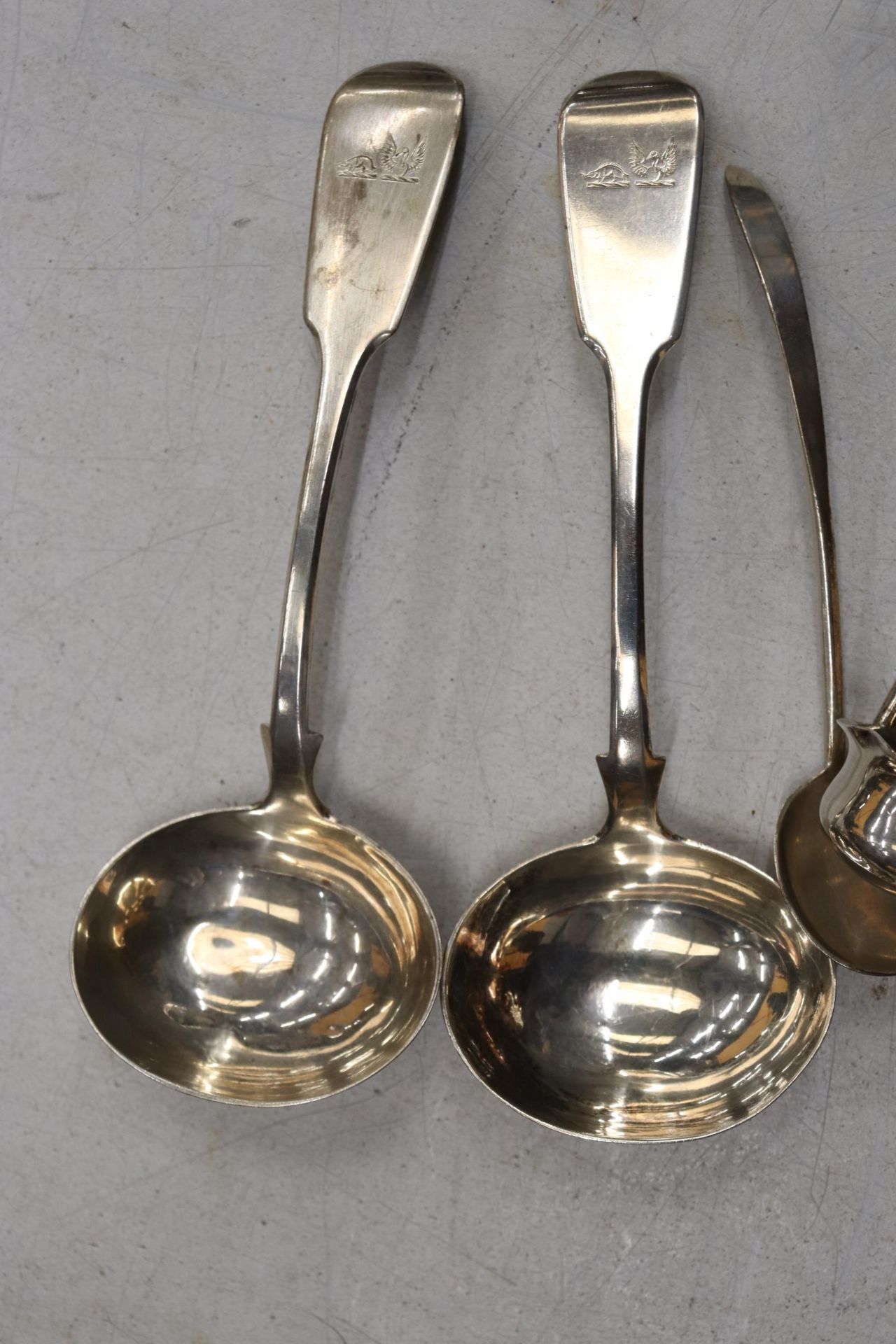 SIX HALLMARKED SILVER ITEMS TO INCLUDE LADELS, NIPS AND SPOONS GROSS WEIGHT 184 GRAMS - Image 3 of 9