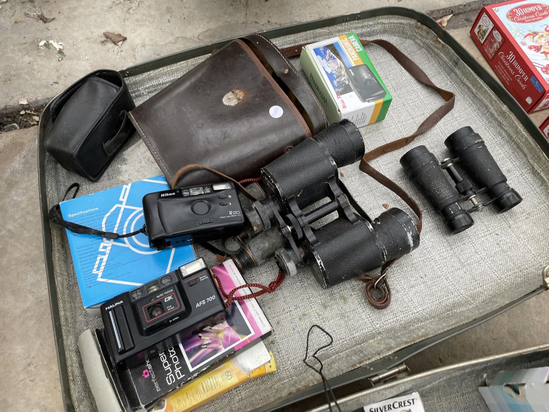 AN ASSORTMENT OF PHOTOGRAPHY EQUIPMENT TO INCLUDE CAMERAS AND BINOCULARS ETC - Image 2 of 3