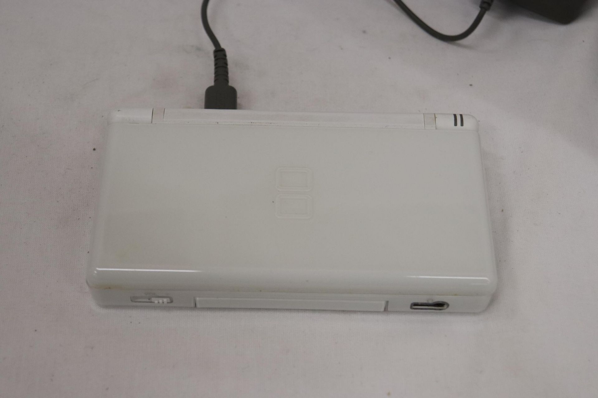 A WHITE NINTENDO DS LITE WITH CHARGER, WORKING AT TIME OF CATALOGUING, NO WARRANTY GIVEN PLUS - Image 4 of 8