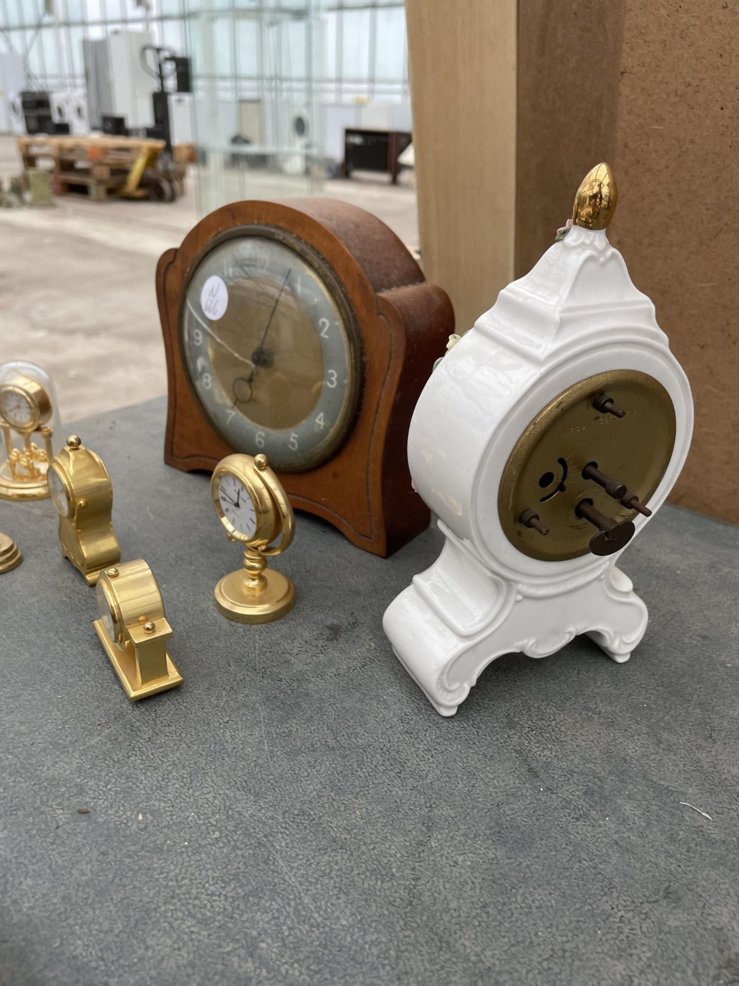 AN ASSORTMENT OF CLOCKS TO INCLUDE AN OAK SMITHS MANTLE CLOCK AND FIVE MINIATURE BRASS 'PARK LANE' - Image 2 of 2