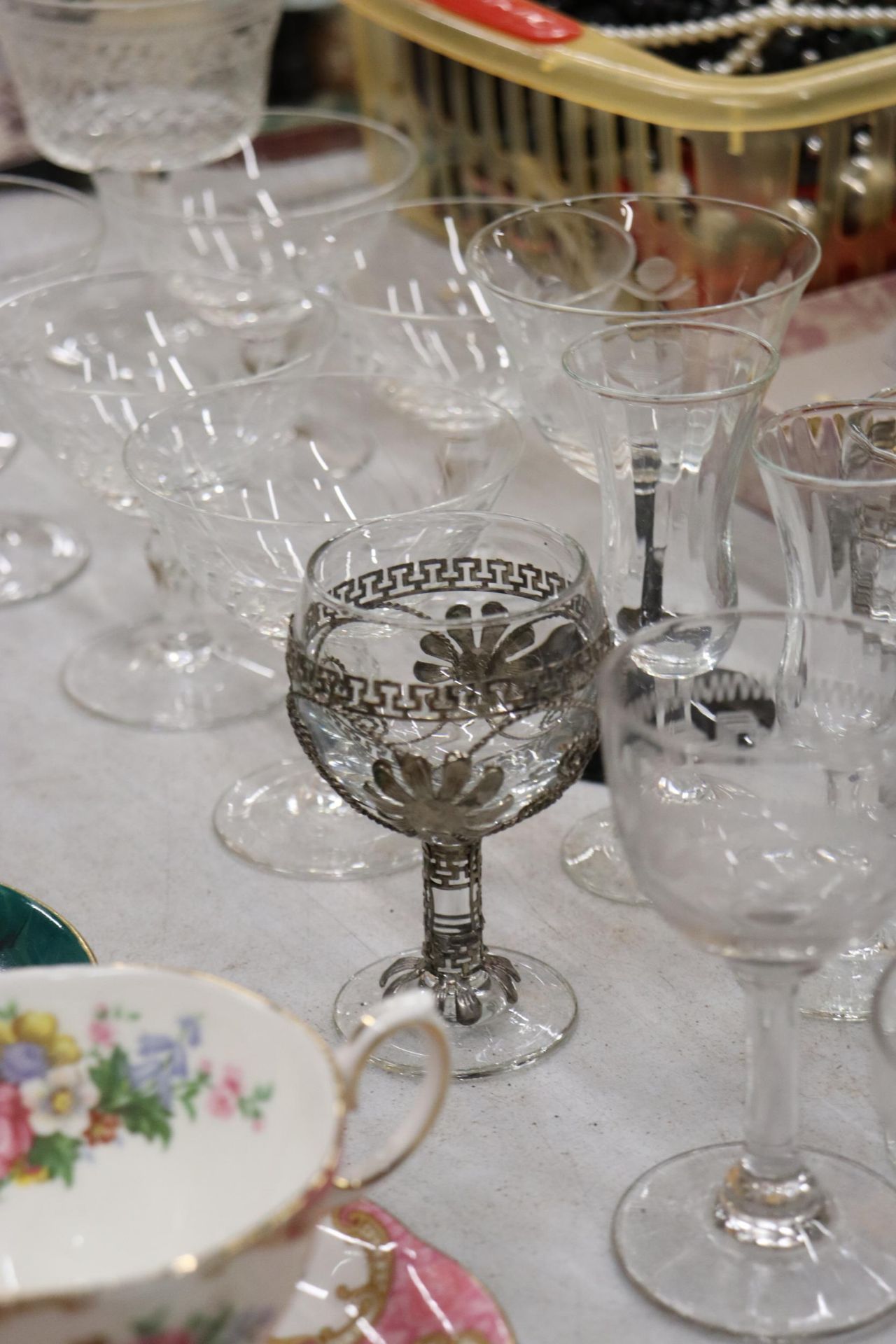 A QUANTITY OF GLASSES TO INCLUDE SHERRY, SHOT GLASSES, ETC - Bild 7 aus 10