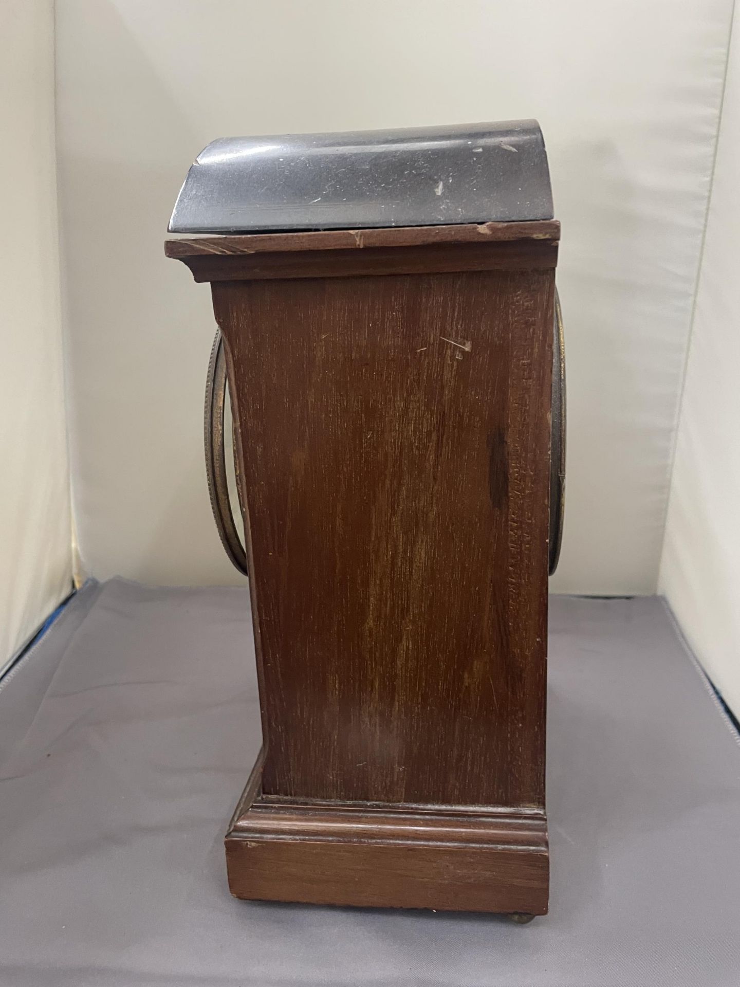 A MAHOGANY INLAID MANTLE CLOCK WITH INSCRIPTION PLATE (A/F LEG MISSING) - Image 2 of 6