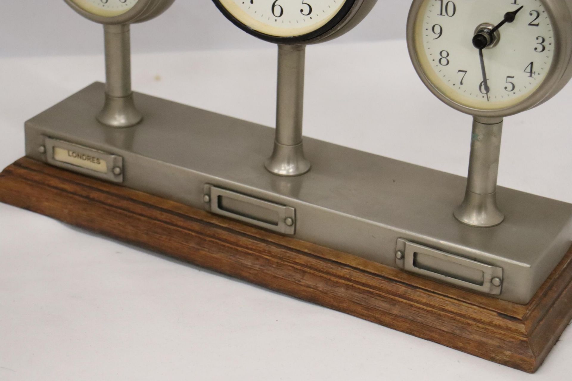 A CLOCKS OF THE WORLD MANTLE CLOCK ON A WOODEN STAND, HEIGHT 24CM, LENGTH 36CM - Bild 7 aus 7