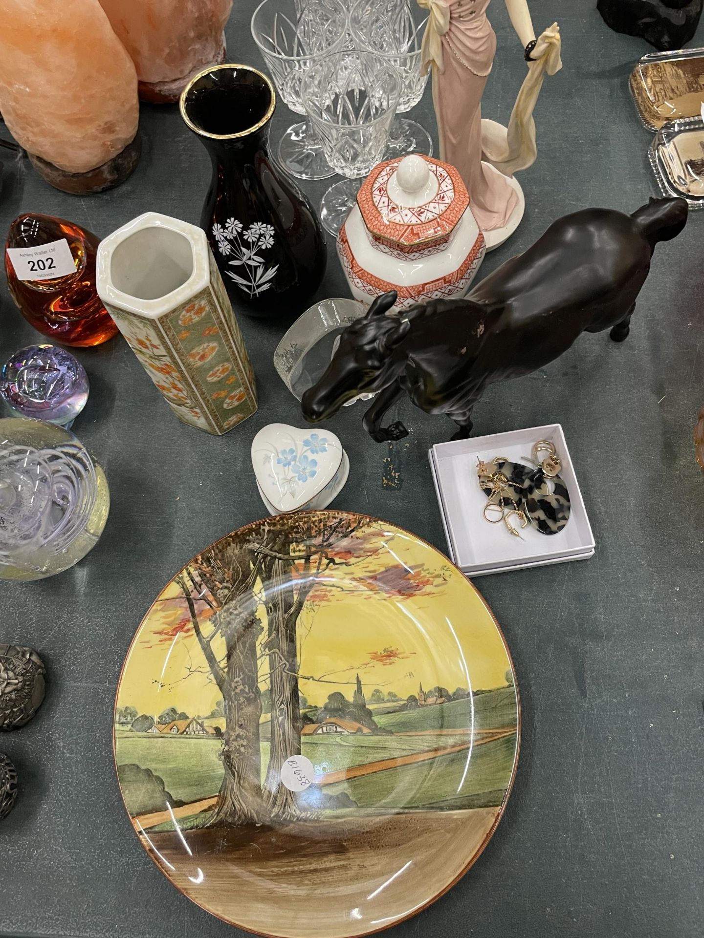 A MIXED LOT TO INCLUDE A DECANTER AND GLASSES, A WEDGWOOD GLASS PAPERWEIGHT, VASES, HORSE AND LADY - Image 2 of 6