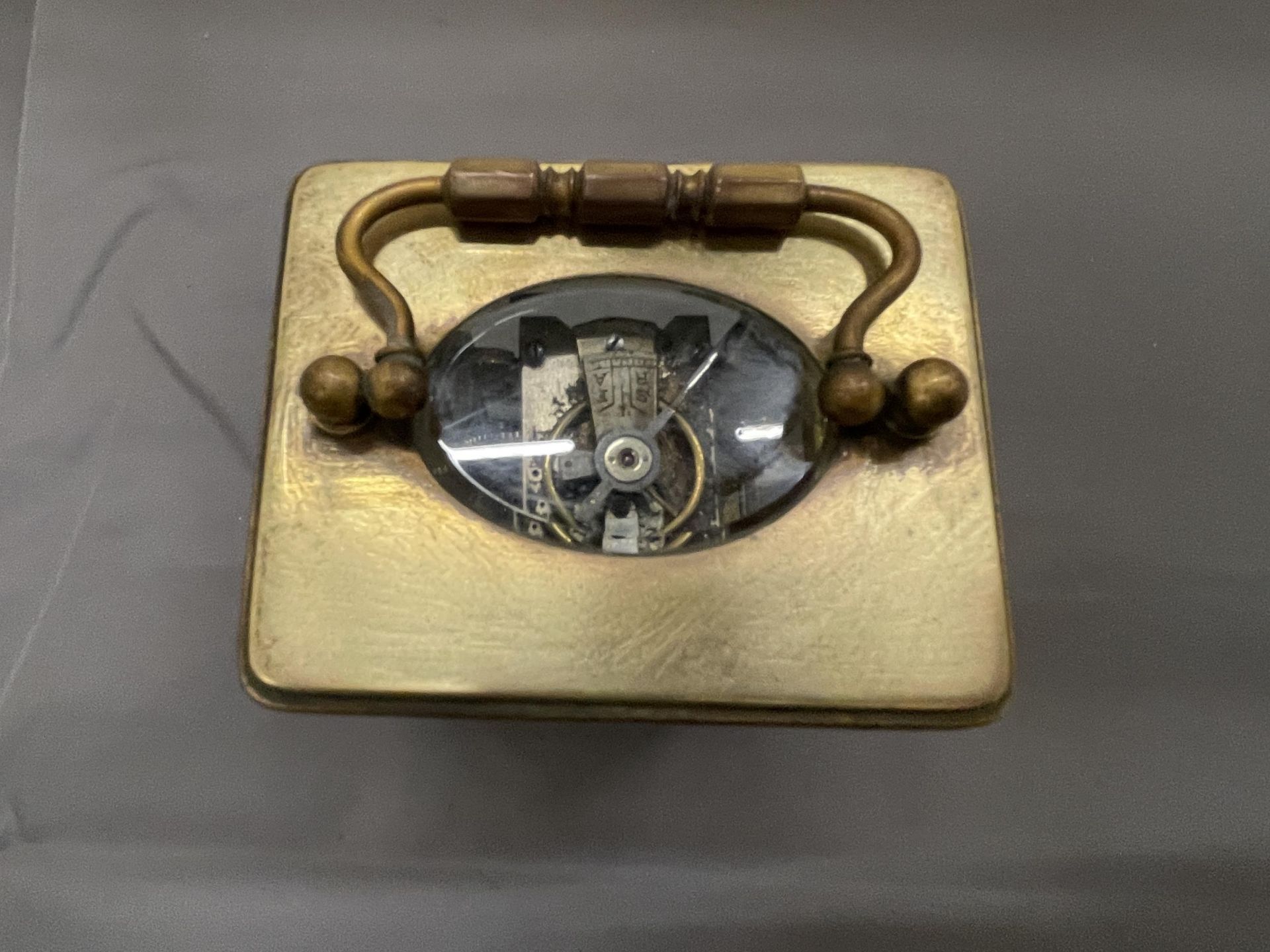 A VINTAGE BRASS CARRIAGE CLOCK WITH BEVELLED GLASS REVEALING THE INNER WORKINGS - Bild 2 aus 3