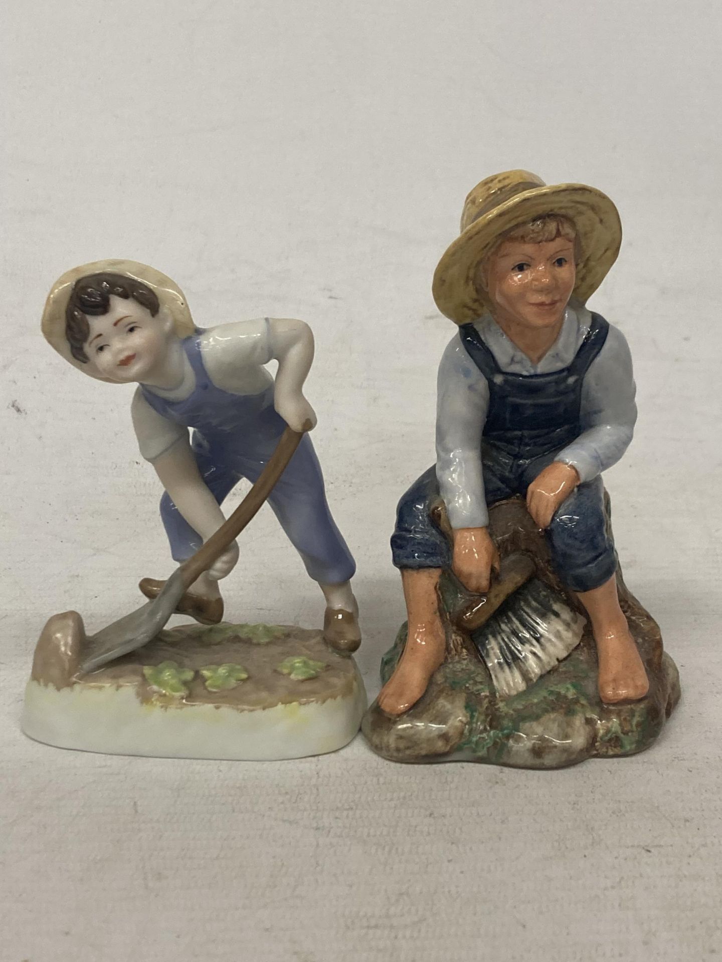 A ROYAL DOULTON FIGURE OF TOM SAWYER HN 2926 TOGETHER WITH A ROYAL WORCESTER FIGURE FROM THE
