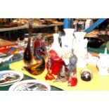 A COLLECTION OF GLASSWARE TO INCLUDE GLASS FIGURES, PAPERWEIGHTS A STUDIO ART CRANBERRY VASE,