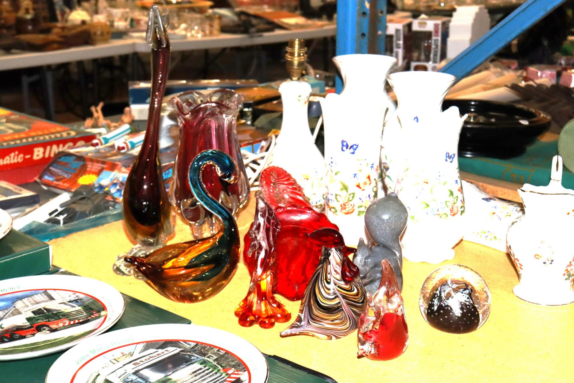 A COLLECTION OF GLASSWARE TO INCLUDE GLASS FIGURES, PAPERWEIGHTS A STUDIO ART CRANBERRY VASE,