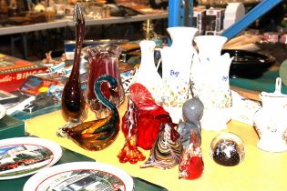 A COLLECTION OF GLASSWARE TO INCLUDE GLASS FIGURES, PAPERWEIGHTS A STUDIO ART CRANBERRY VASE,
