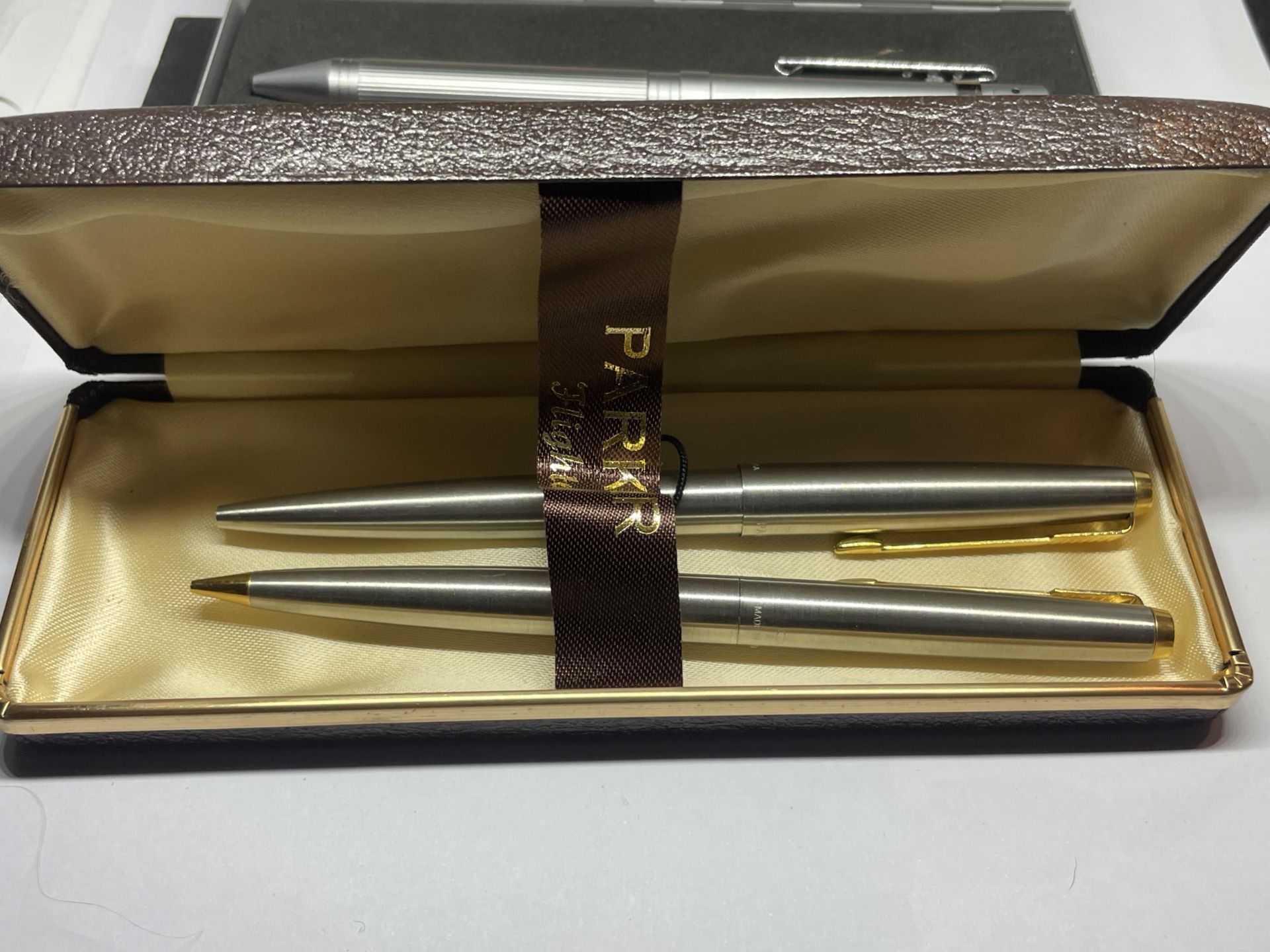 FOUR VARIOUS PENS IN PRESENTATION BOXES TO INCLUDE PARKER - Image 3 of 3