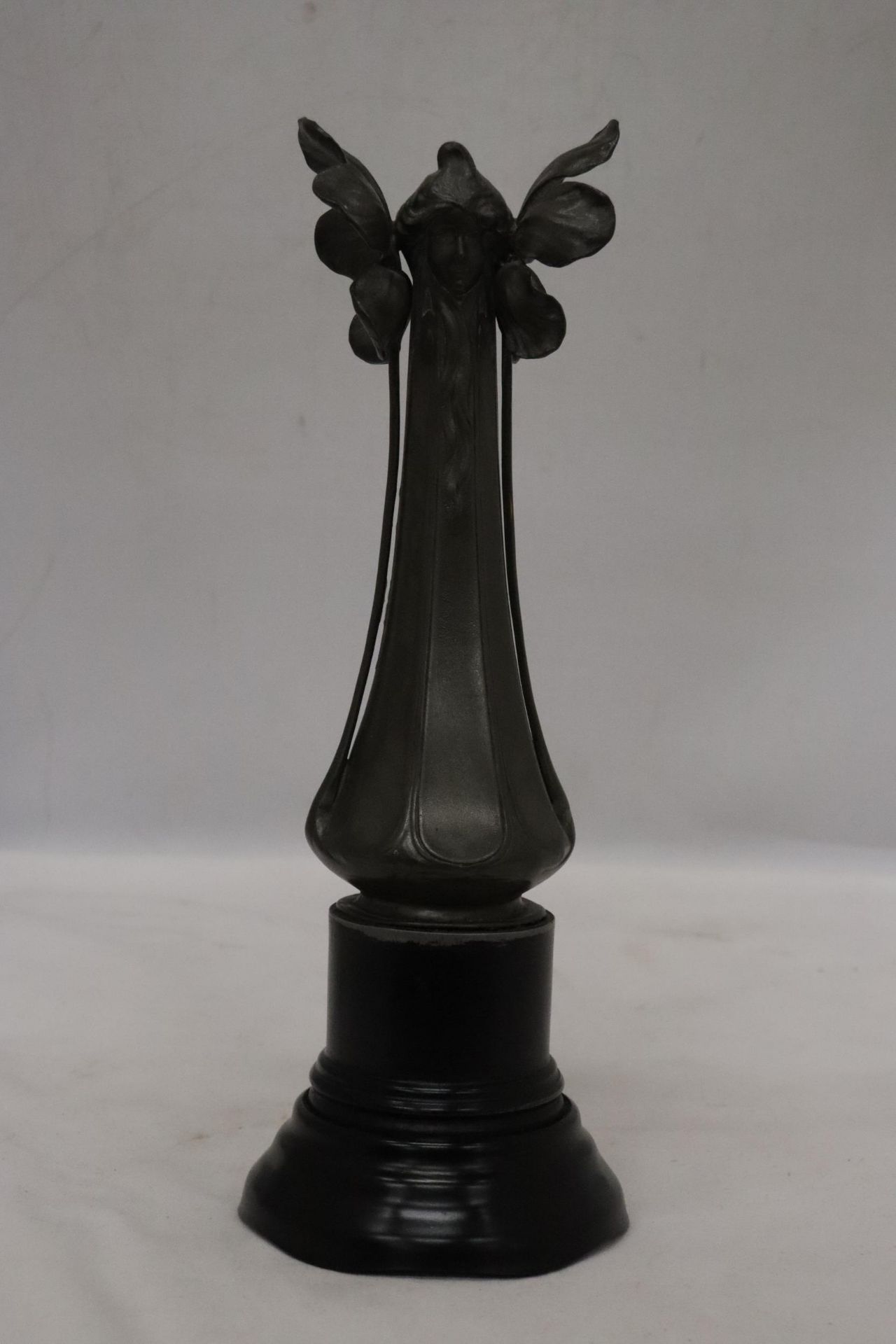 AN IMPERIAL ZINN B & G PEWTER VASE IN AN ART NOUVEAU STYLE - Image 5 of 8