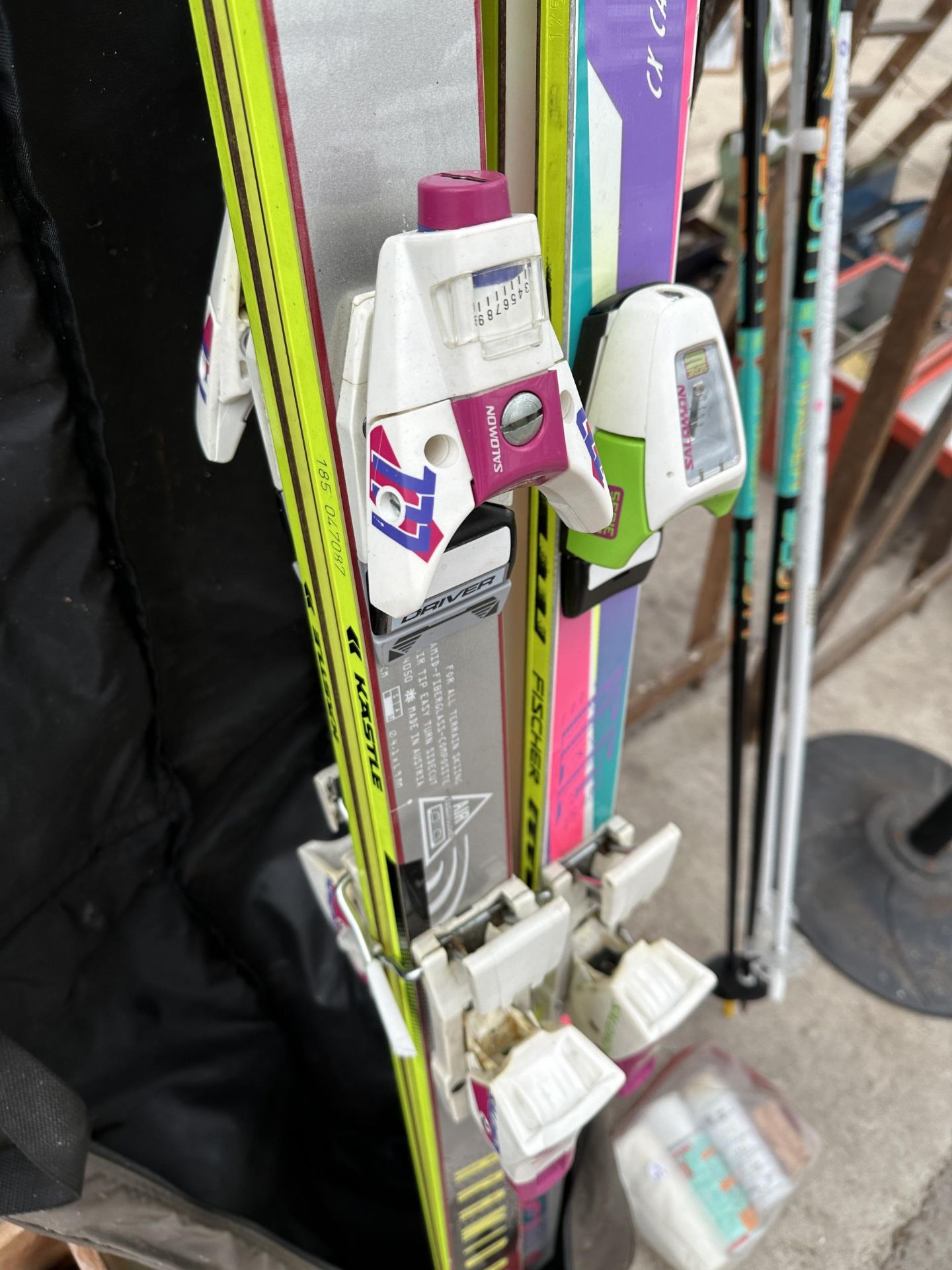 TWO PAIRS OF SKIS AND TWO PAIRS OF SKI POLES WITH A CARRY BAG - Bild 2 aus 4