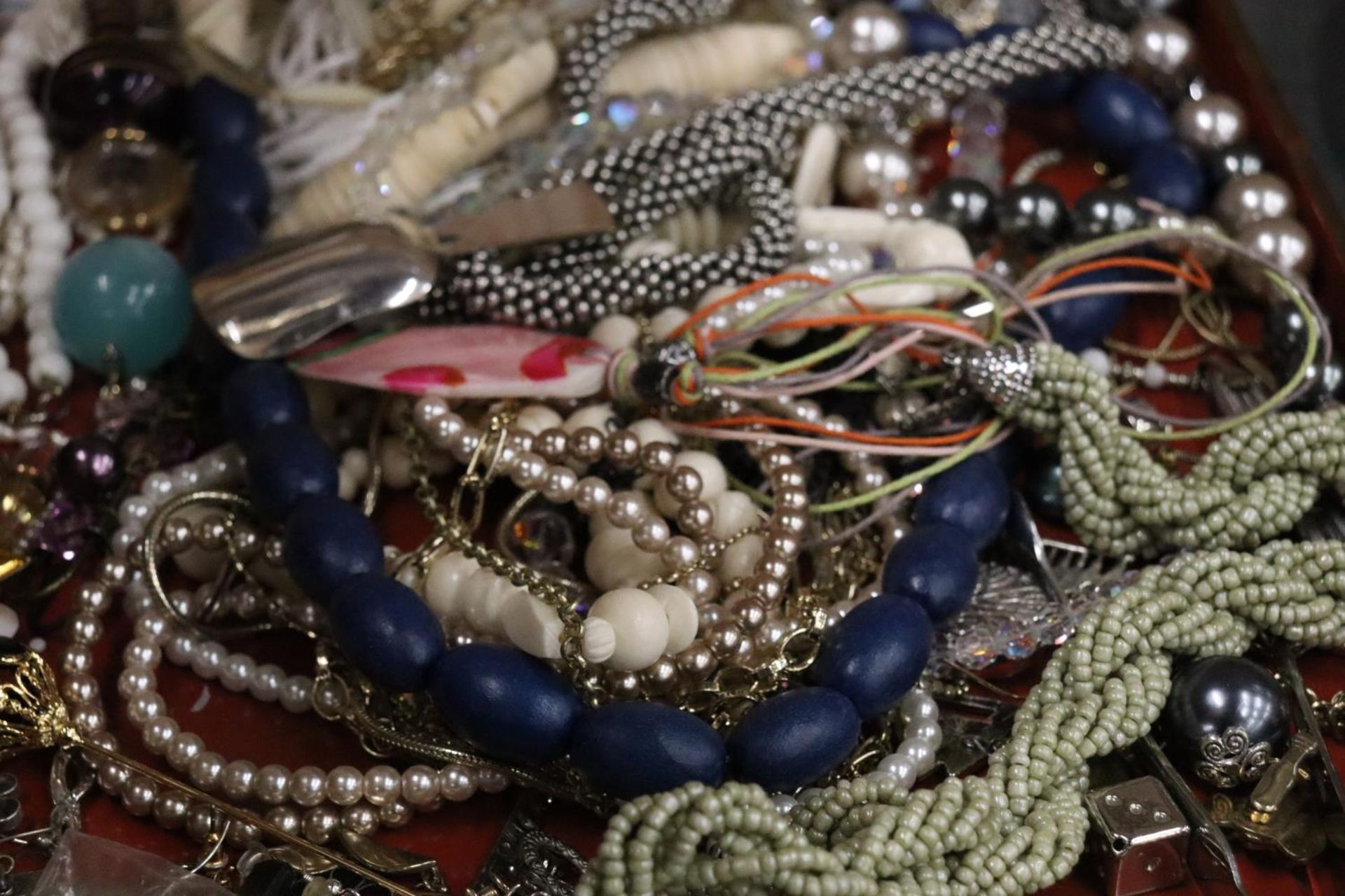 A TRAY CONSISTING OF A QUANTITY OF COSTUME JEWELLERY - Image 6 of 7