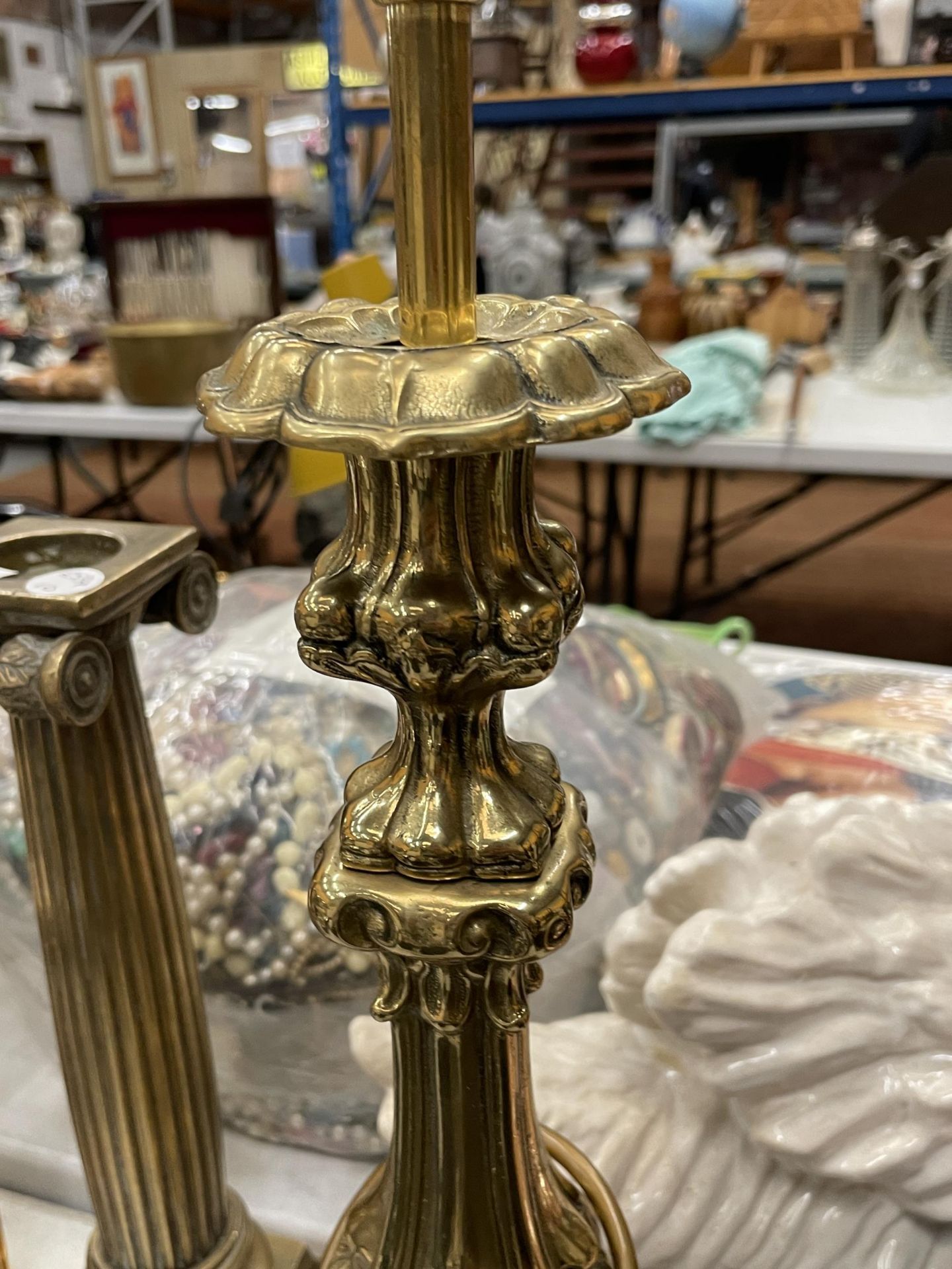 A HEAVY VINTAGE ORNATE BRASS TABLE LAMP, HEIGHT 39CM - Bild 2 aus 2