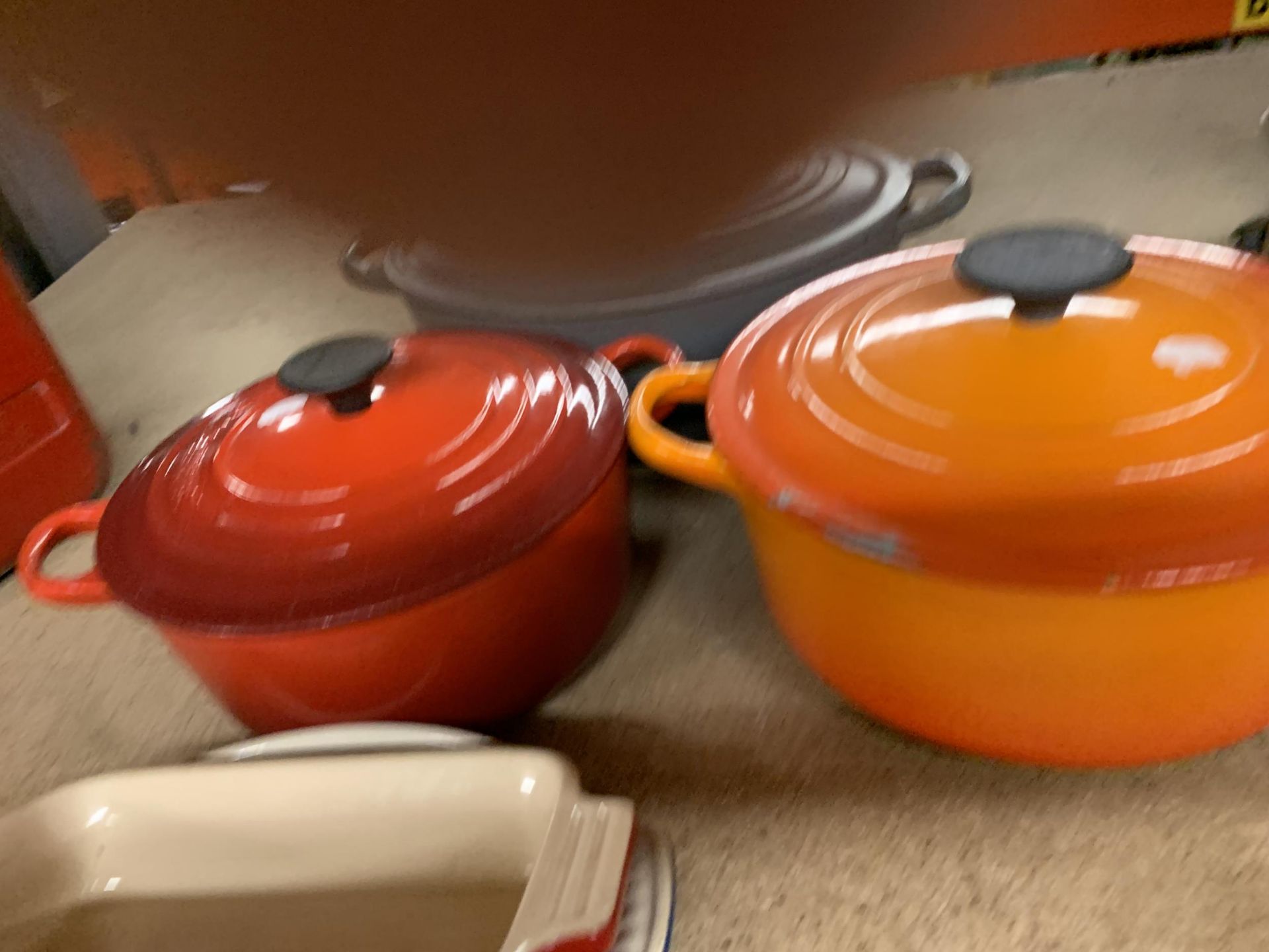 FIVE PIECES OF LE CREUSET COOK WARE TO INCLUDE THREE LIDDED CASSEROLE DISHES IN GRADUATING SIZES AND - Image 4 of 4