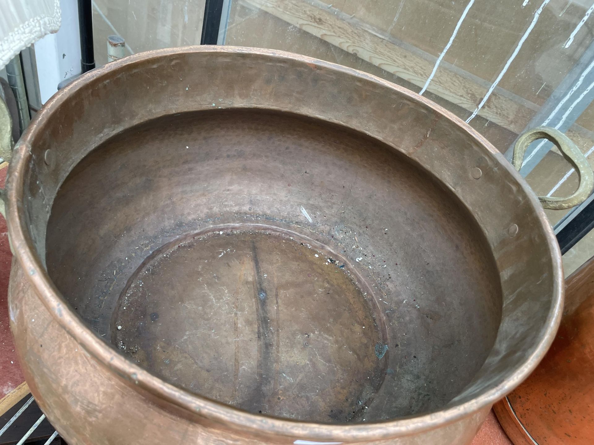 A LARGE VINTAGE COPPER BOWL PLANTER WITH TWIN HANDLES - Image 3 of 4