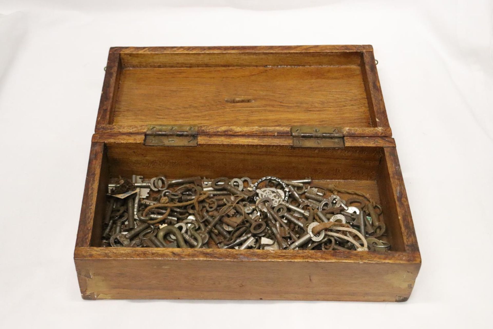 A COLLECTION BOX CONTAINING CIRCA 1900 FURNITURE KEYS