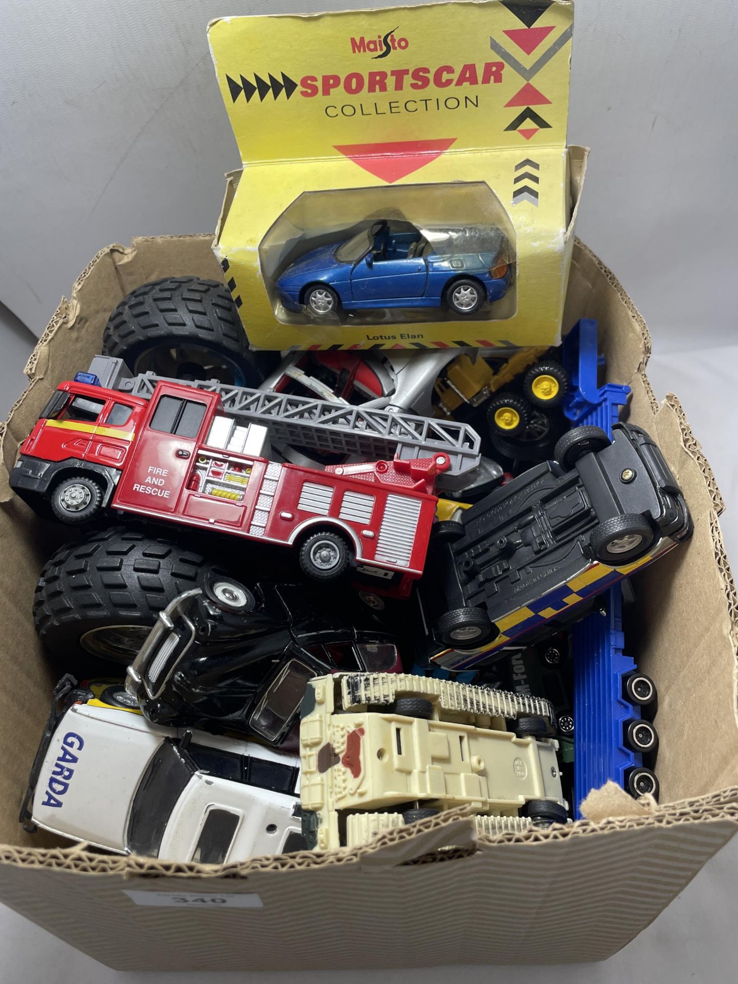 A QUANTITY OF TOY VEHICLES TO INCLUDE FIRE ENGINES, POLICE CARS, MILITARY, ETC - Image 2 of 6
