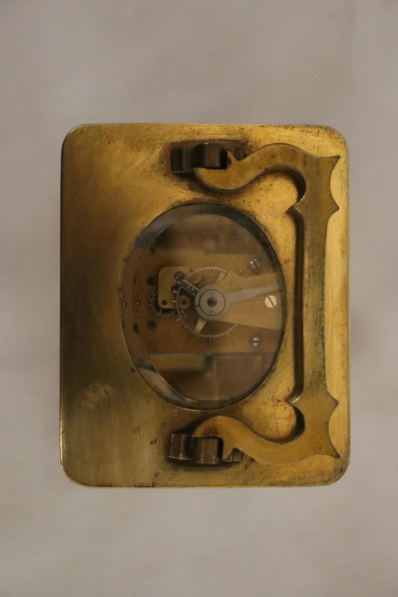 A VINTAGE BRASS CARRIAGE CLOCK WITH BEVELED GLASS SECTIONS TO REVEAL UPPER ESCAPEMENT AND INNER - Bild 5 aus 5