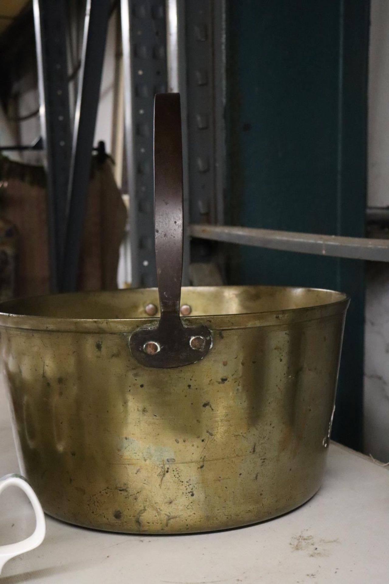 A LARGE, HEAVY BRASS JAM PAN WITH HANDLE, DIAMETER 33CM - Image 3 of 4