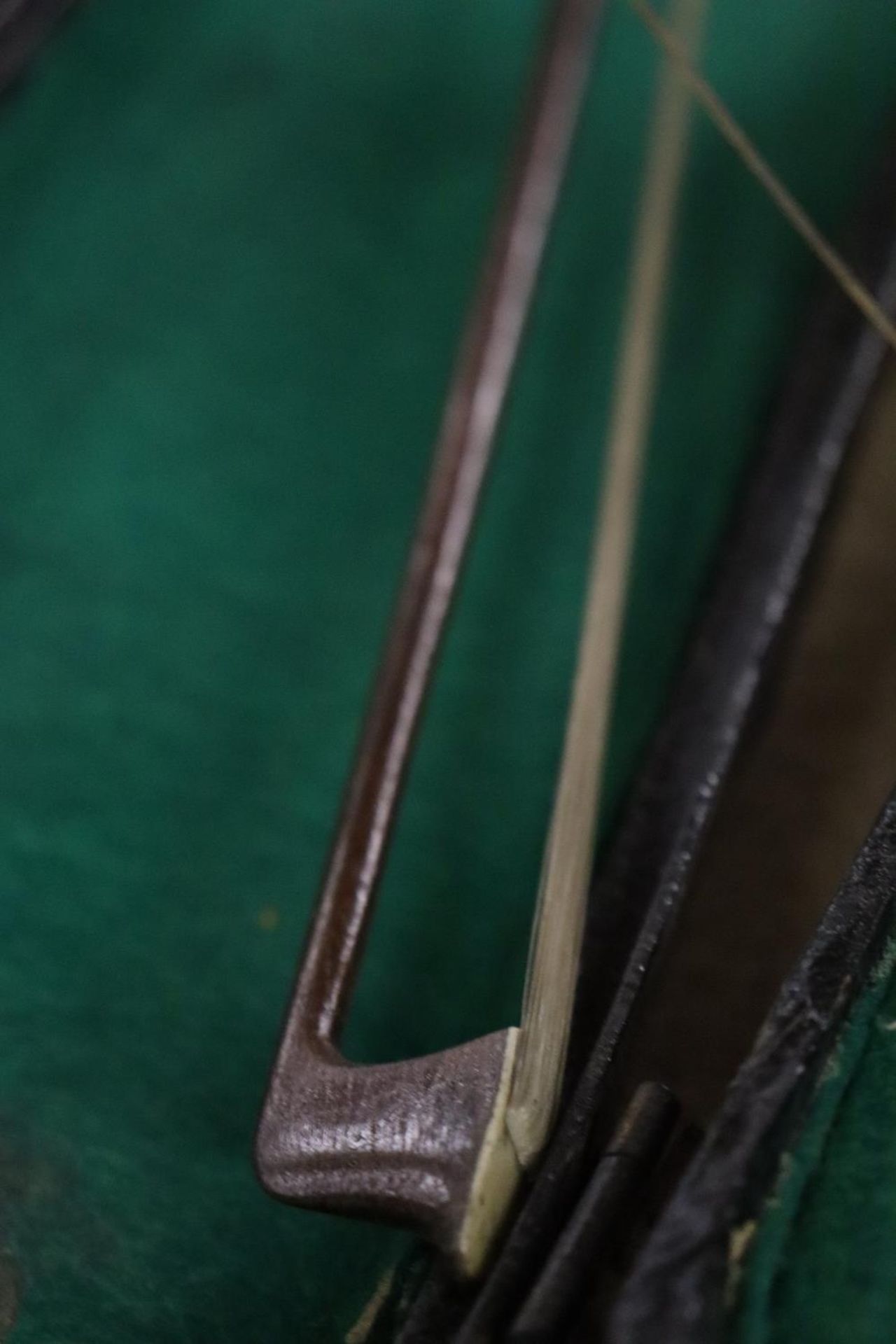 A VINTAGE VIOLIN AND BOW IN A HARD CASE - Image 6 of 6