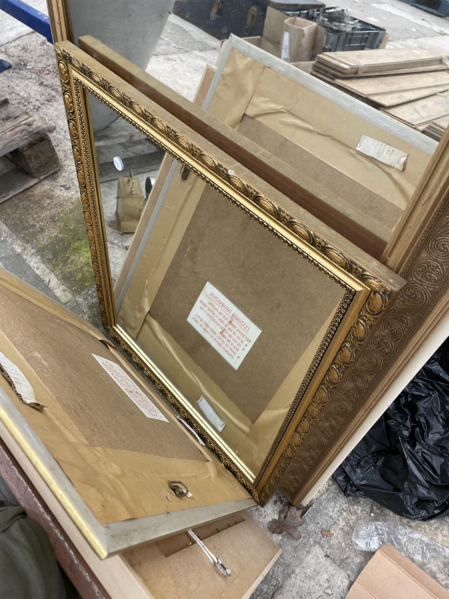 AN ASSORTMENT OF FRAMED MIRRORS AND PRINTS ETC - Image 4 of 6