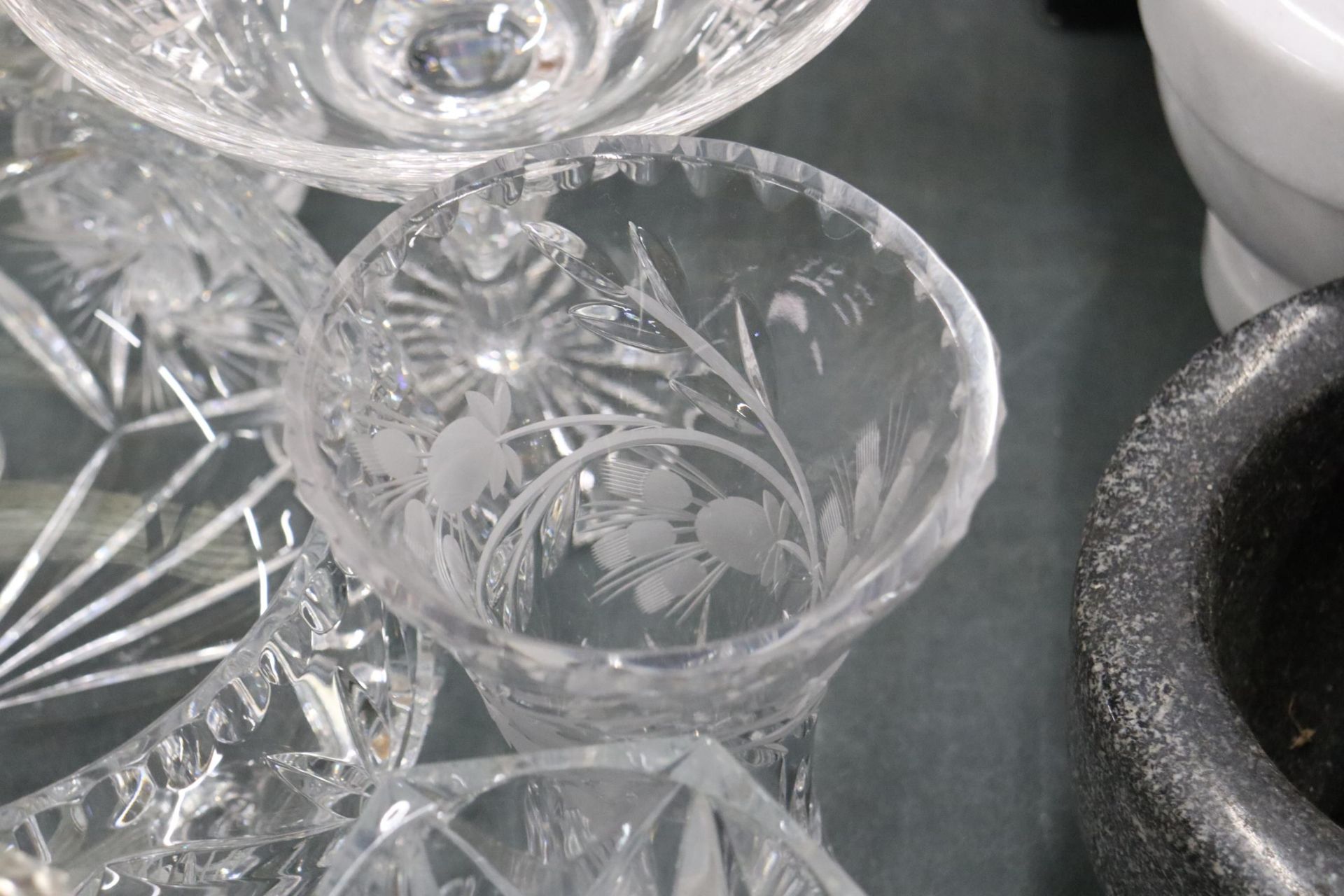 A LARGE QUANTITY OF GLASSWARE TO INCLUDE CUT GLASS VASES, BOWLS, A DRESSING TABLE SET WITH TRAY, OIL - Image 9 of 10