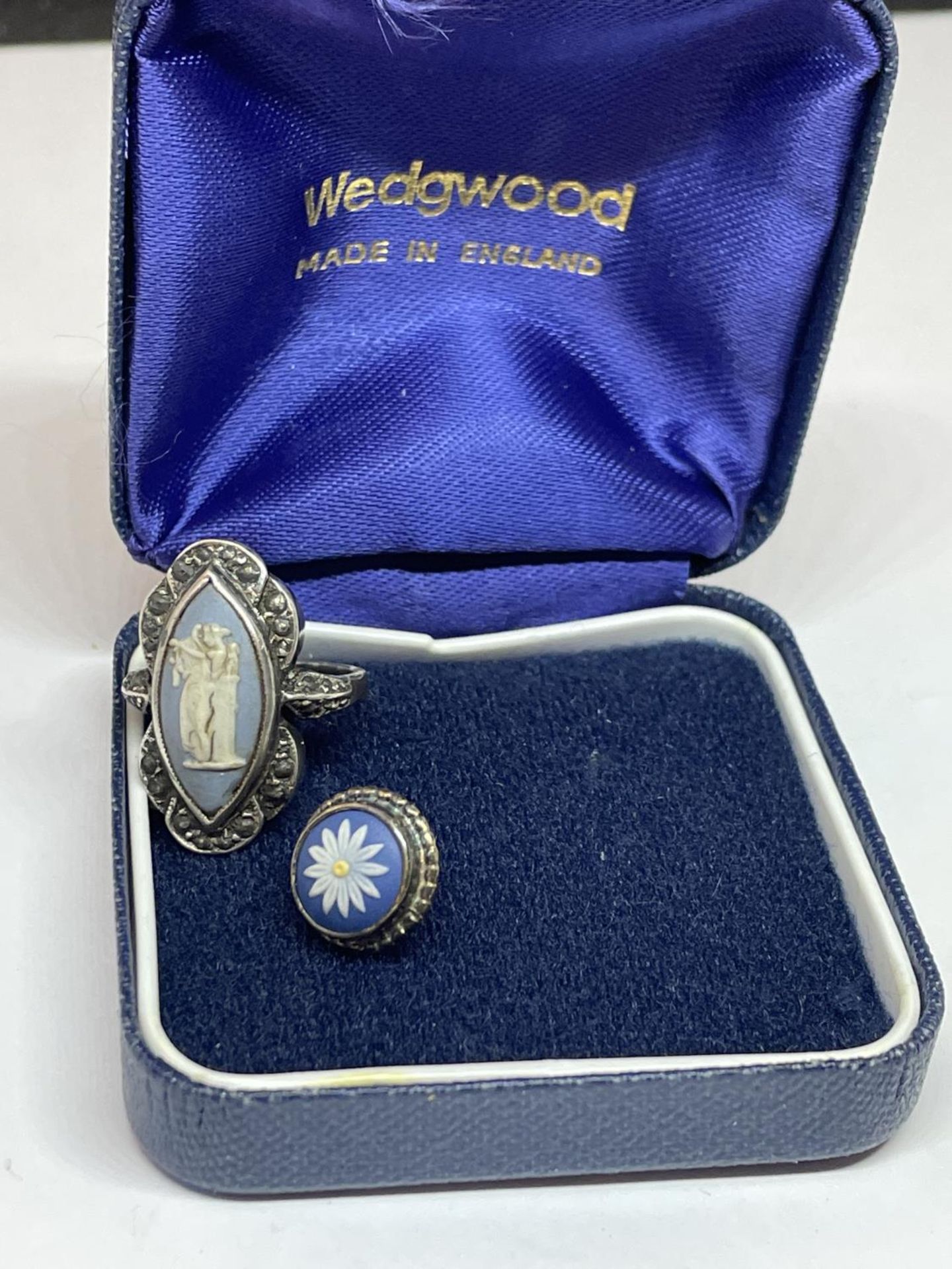 A WEDGWOOD SILVER RING AND SILVER STUD IN A PRESENTATION BOX